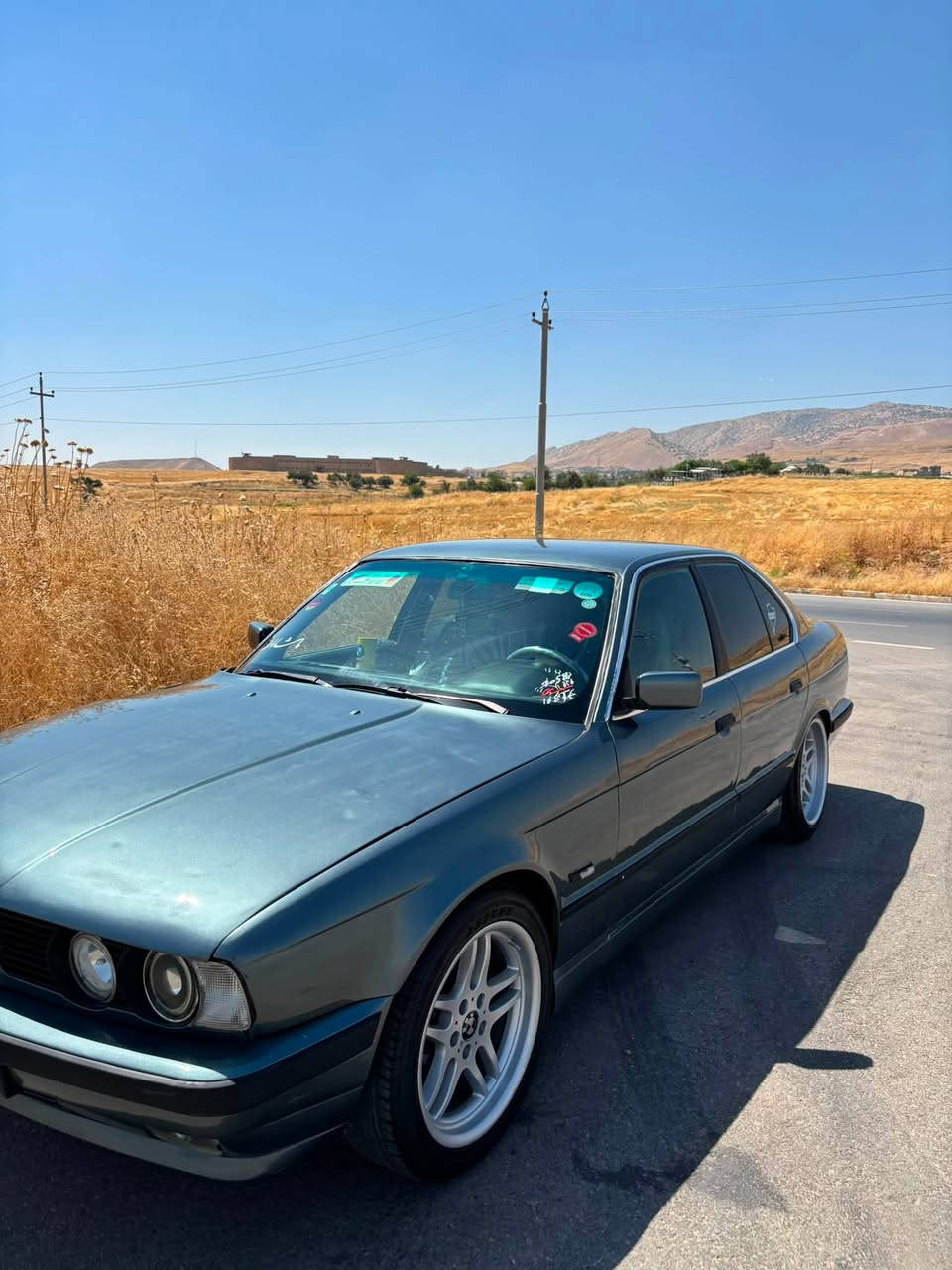 Bmw 525i بیلاد گێڕ عادی 
***********
ماشاءاللة دەوێ. مۆدیل ۹٠  لایت ئلقە ناو رەش  جام کارەبا کوشن سیاحی✅ ویلی ۱۸ دەسایز سەیارەکە کامل مەسرەف کراوە و بێ عەیبە.   تەبرد لەسەر سویچ بە شەرت.   تەقە و رەقەی نیە مەکینەی ٥۲٥ دیجیتالی ئەوروپی لەسەرە. جرکەی تیا نیە بە شەرتی ۱٠٠ فیتەر گێڕ و مەکینە و کارەبایات و ئەکسل دارو بەرد  بە شەرت سەیارەکە رەقەم باریک سلێمانیە تا ۲٠۲۷ نوێیە و ۲وەرەقە غرامەی تیایە تەحویل بەناوکردن بە شەرتە
 سعری ئارمێکە ٥٦ وەرەقە
***********
شوێن 📍کۆیە
