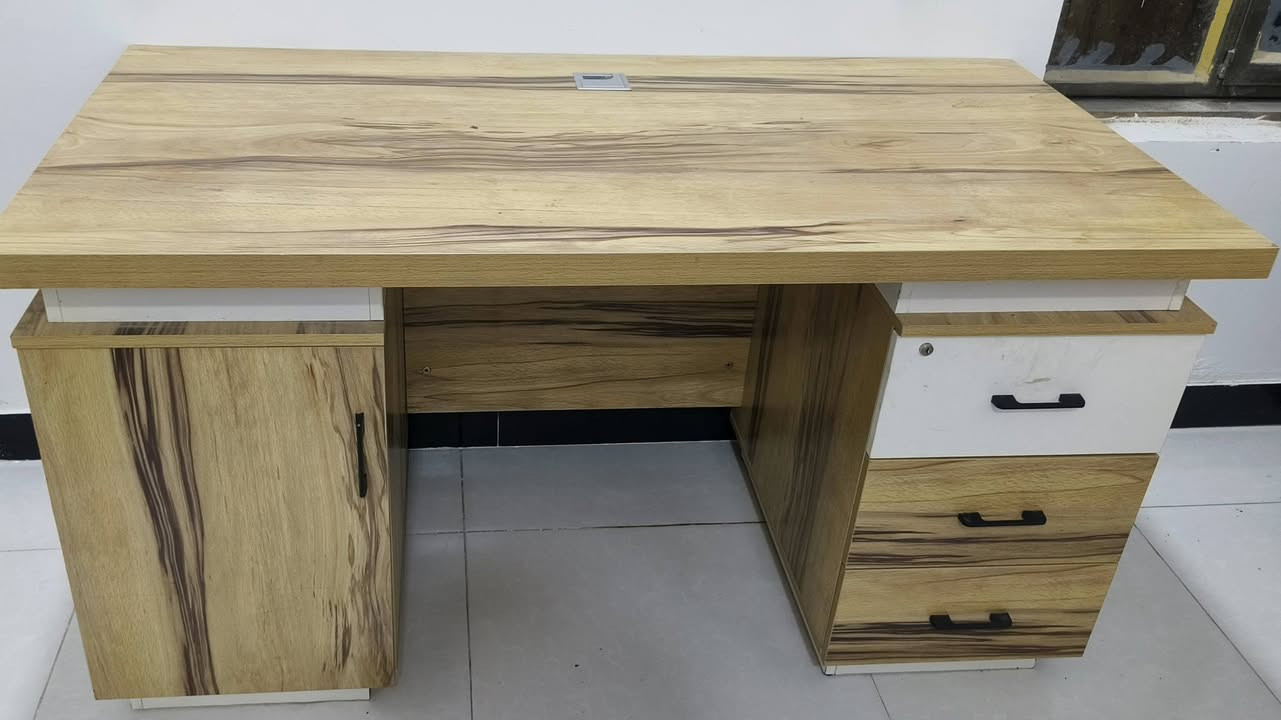 ميز مكتبي استعمال قليل نضيف %100 قياس 140×75 خشب اصلي السعر 200 الف ابو الخصيب العوجه ***********
