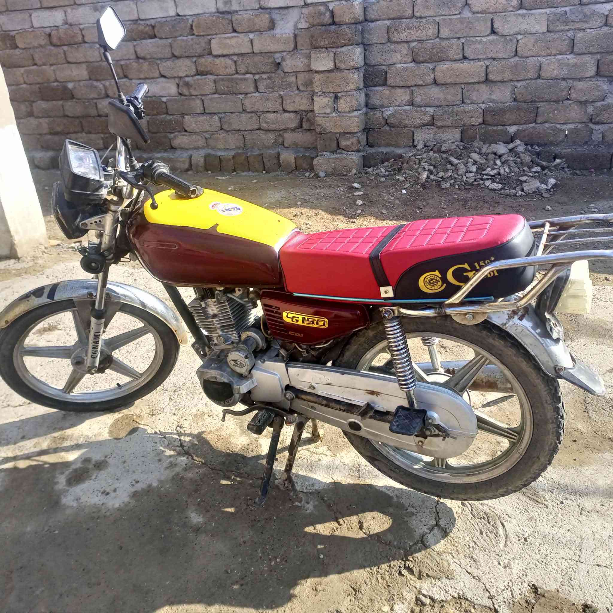 سلام عليكم
ماطور سيفان  5كير
 نشأط فول نكره سلف 
معمر جديد السعر 300وبي مجال 
***********
