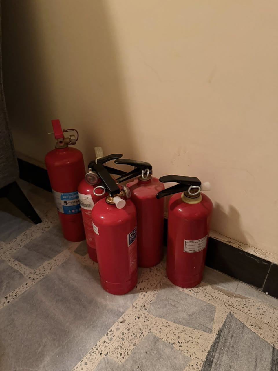 السلام عليكم عندي مطفايات مال هايلوكس للبيع بغداد
***********
