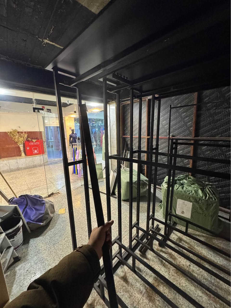 ستان عرض ملابس ثقيل ميكانو مستخدم 
الطول ١٥٠cm 
الارتفاع : فري سايز تحكم بالارتفاع يوصل من ١٥٠cm لحد ٢٥٠ cm
العدد ٥  سعر القطعه ٧٠ الف
الاستفسار واتساب : *********** كربلاء, العراق
