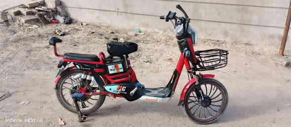 السلام عليكم دراجة للبيع نظيفة جدا وبطاريات جدد مصار شهر من اشتريتهن كلشي شغال بيها تشغيل عن بعد اشاير Mb3 بيها حساس ابريك  السعر 300و25وبيها مجال اتصال على  الرقم***********
