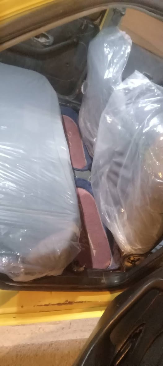 بيجو بارص 2011
سنويه جديده مصفره هيئه وغرامات 
راعيهة بلبصره كبل اوديك يمه يريد تحويل 
مكينه وكير نضيفات لاتبخير لاتنقيص  
كهربائيات كلهة شغاله 
حداديته لكدام جديده تايرات لكدام جدد 
قوايش عبوه فيتبم  نوزل بلك واير بلك جويتر كله جديد 
نقصها دبلات خلفيه وتايرات لوره تعبانات 
سعرها 26وبيهة مجال لشراي 
***********
