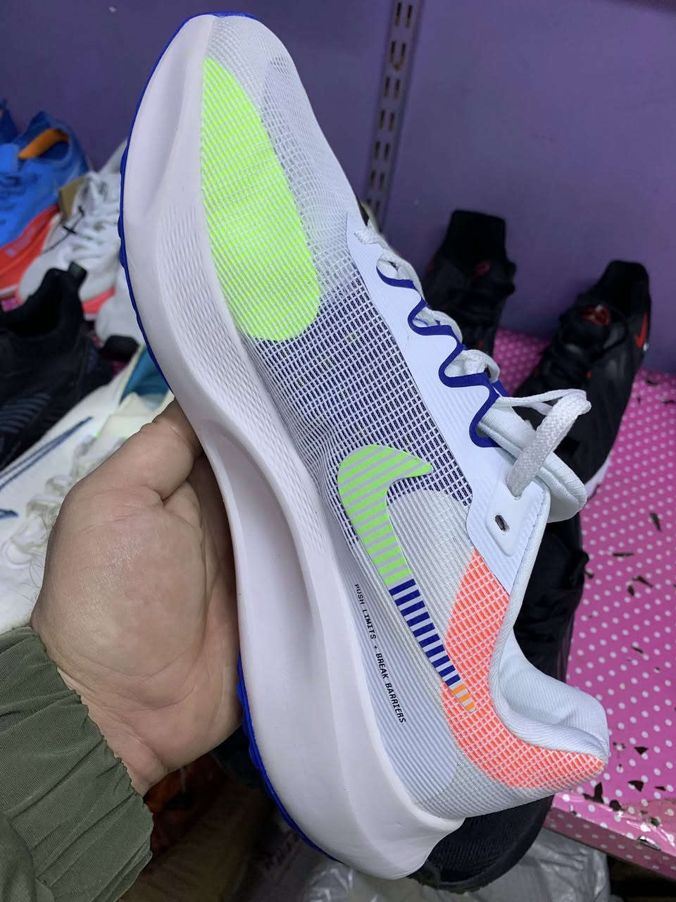 حذاء رياضي طبي باله نضافه 100/100 منشأ فيتنام قياس 45 طول قدم 29 السعر 25 يوجد توصيل جميع المحافظات ***********
