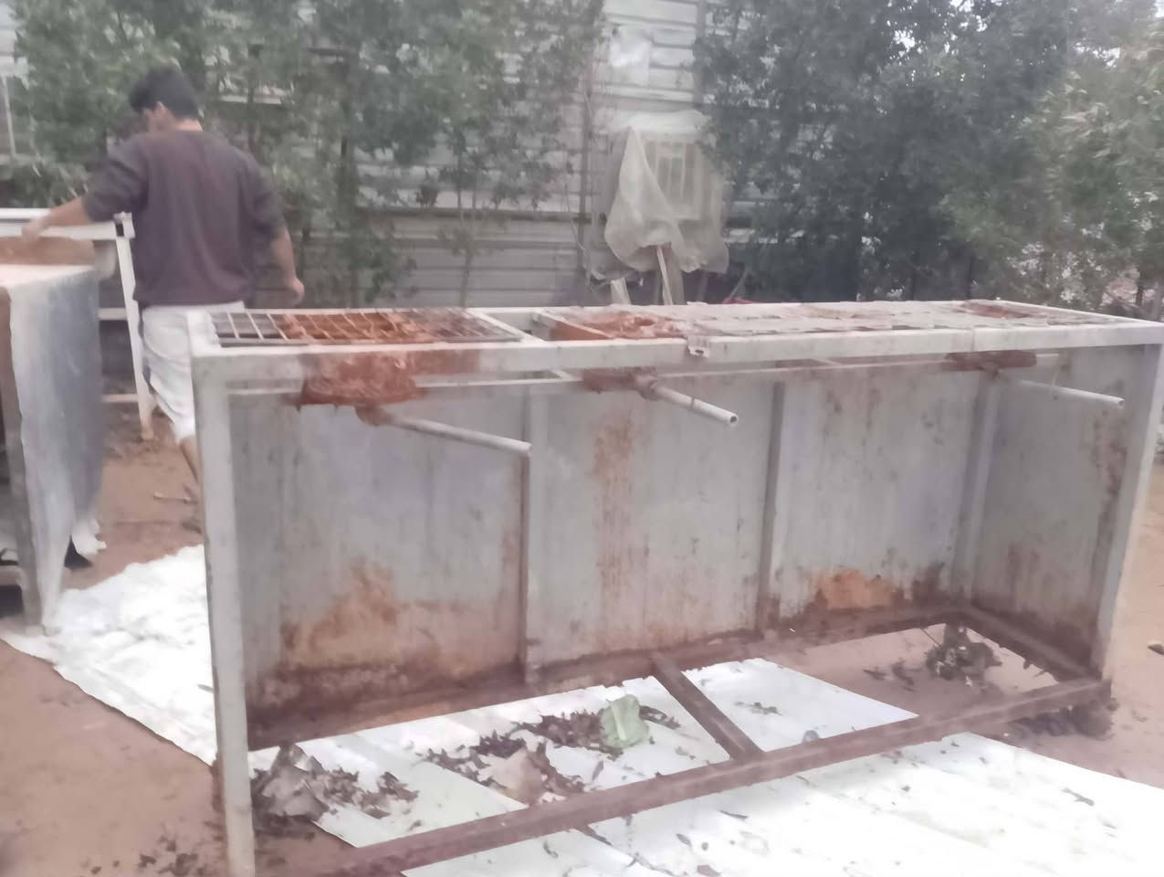 سلام عليكم عدي ميوزه عدد 2 طول مترتين ولعرض 70 سانتيم وطباخ مال موكب تلاثه عيون طول طباخ مترتين ونص مكان بغداد العبيدي تصال ***********
