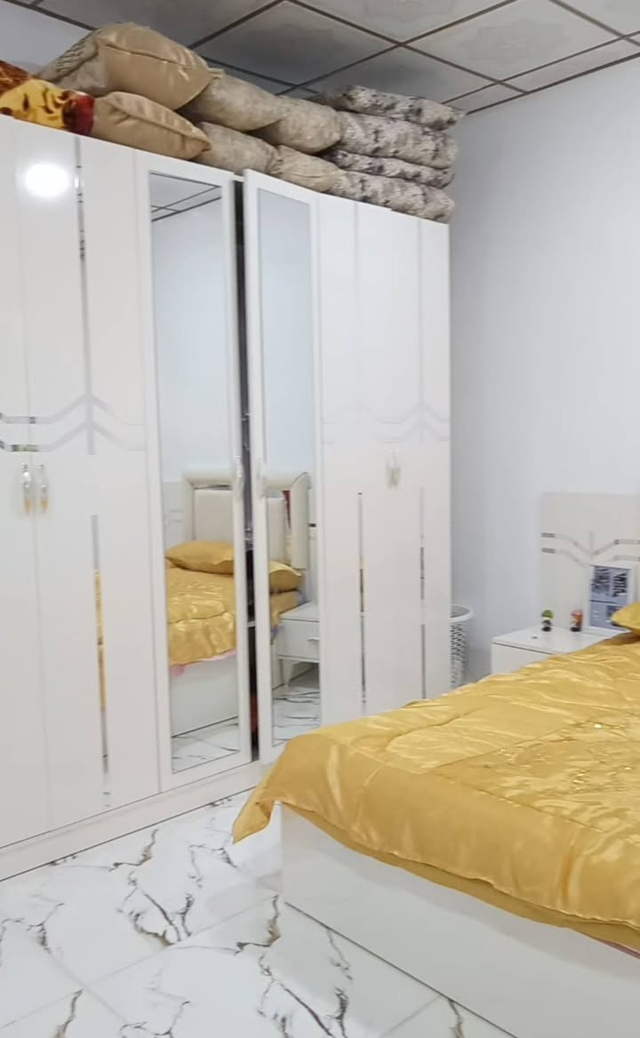 سلام عليكم ورحمة غرفه اخشاب مستعمل اقل السنه للبيع مع الدوشگ اصلي اخو الجديد ٤٥٠ ألف وبي مجال شراي اتصل  ***********
