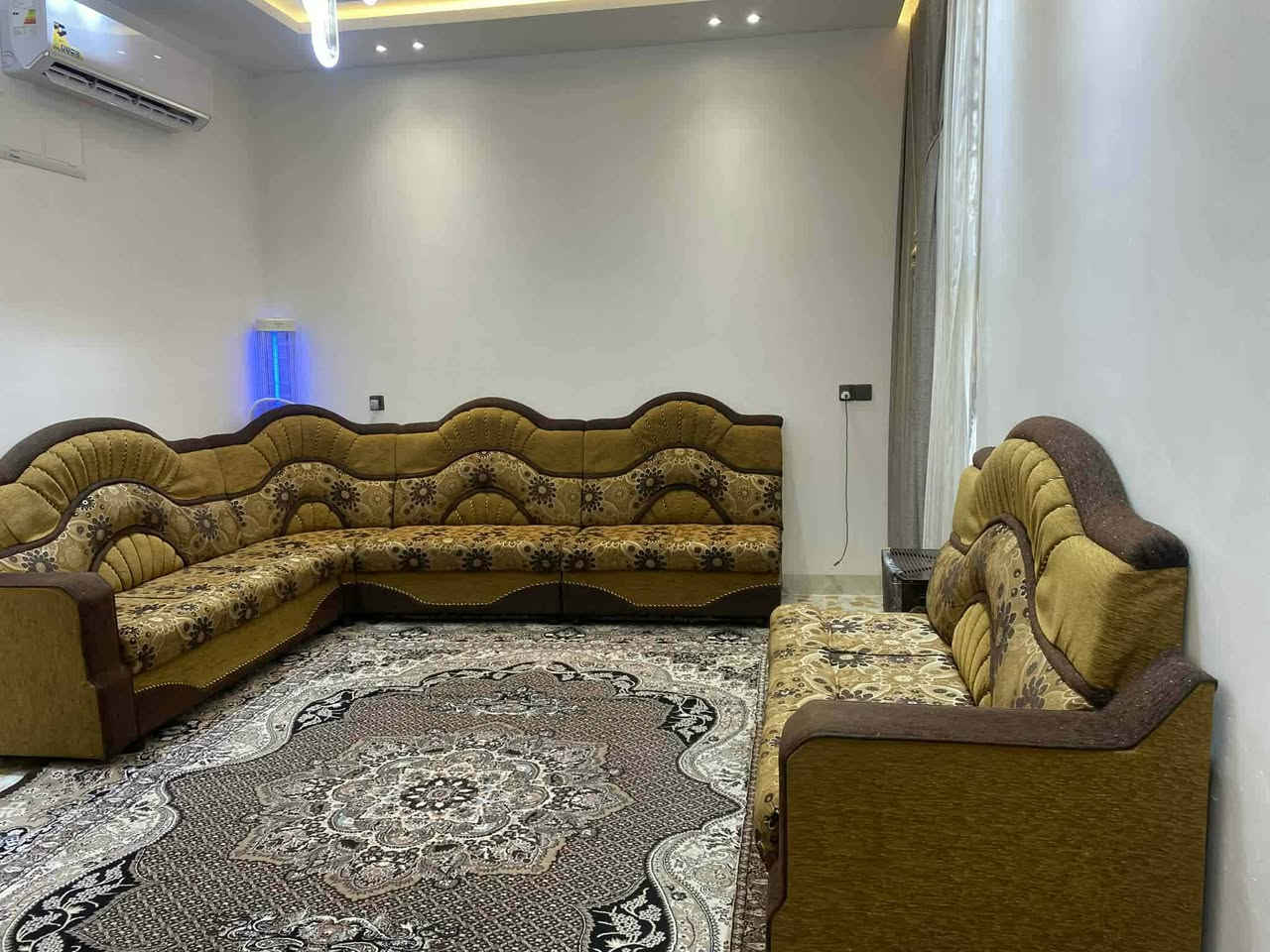 سلام عليكم ديوان نضيف وخشب عراقي وكلش نظيف الطول 7 امتار ونص السعر 250 وبي مجال بسيط
للتواصل على لرقم 
***********
