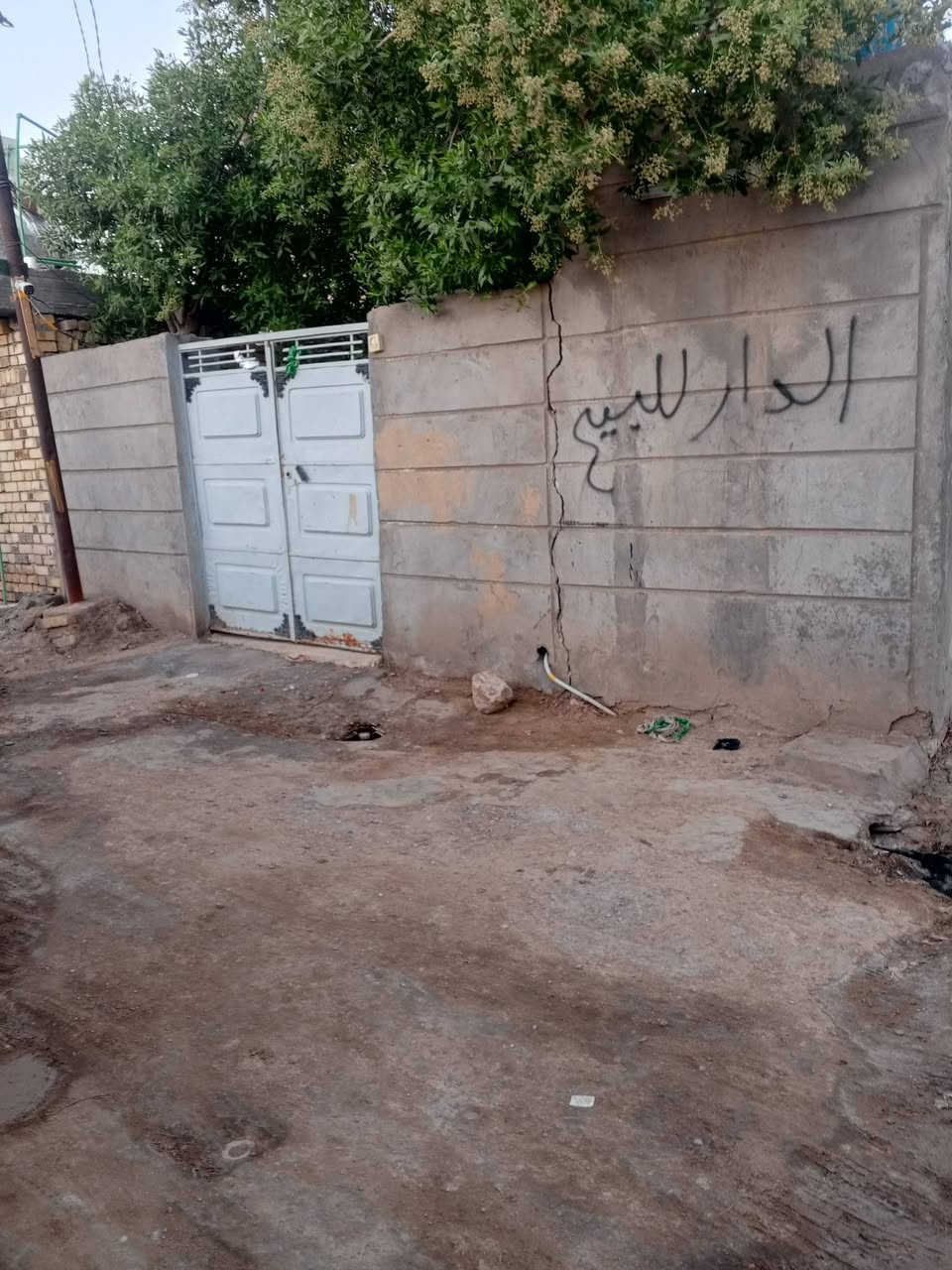 السلام عليكم بيت للبيع بحي الحسين (حي العدس) شارع الصوره بيت يتكون من غرفتين وصاله ومطبخ وستقبال وصحيات مساحه 190بيت جاهز للسكن ماي كهرباء مولده للاستفسار الاتصال ***********
