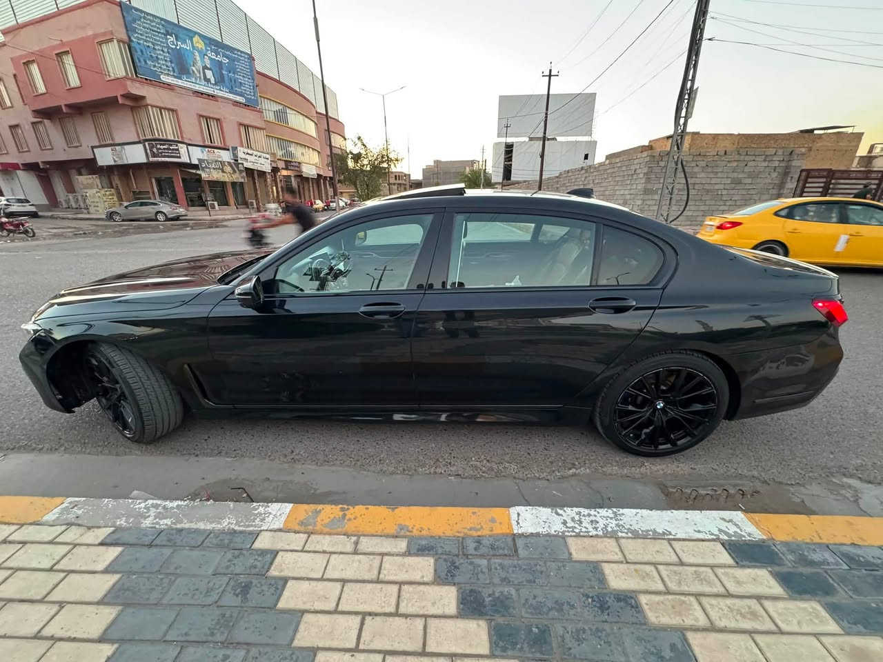 السلام عليكم 
للبيع او مراوس حسب القناعه بشي اقل منها
الوحشش بسعر بلاششش
BMW 750i
السياره  بلاك ادشن
موديل 22
M Package
السياره فىة كاربون 
تجي اعلى مواصفات بالسبعميه
اخوان مواصفاته متخلص 
يرادلي جريده فراح اختصر المنشور 
سياره وارد امريكي
بيه جاملغ ايسر وبنيد
بدون دواخل
ايرباك راجع سستم 
السياره جاهزه مابيه اي نقوصات
ماشيه 98 كيلو
السياره فوول من حساس التاير للبانوراما 
كلشي بيه انطيكم شويه من مواصفاته
1- محرك 8 سلندر يجي حجم 4.4cc
2-داخل جملي بلادي
3- داتا شوو عالدشبول
4- كامرات محيطيه
5- حساسات محيطيه
6- مختومه بالتكم ( كاربون ) 
7- تحكمات استيرن
8- استيرن كهرباء
9- تدفئه تبريد كشنات
10- تبريد قطعتين منفصلين
11- كشنات خلفيه كهرباء
12- كشنات اماميه كهرباء
13- بانوراما
14- جايه بلاك ادشن يعني يجي الشباك والوياله والنيكلات تجي كلها اسود
15-بردات خلفيه كهرباء
16- السياره X درايف من BMW يعني دفع رباعي 
17- داخل جلد طبعا 
18-اناره LED امامي خلفي من BMW
19- السياره مختومه علامة M بلاديه بالدوسات والستيرن
20- بيبان شفط طبعا 
21- نظام الصوت هارمن كاردن عالي المواصفات من BMW
22- صندوك كهرباء 
23- قياده اليه
24- اوتوو بارك تطبك السياره من وحده
25-مرايه وسطيه كهرباء 
26- مرايات جانبيه كهرباء
27- تحكم كشنات امامي خلفي كهرباء
28- وباقي مواصفات الBM
اخوان هوايه مواصفات 
مكان السياره بغداد او الانبار 
رقم بغداد انكليزي تحويل مباشر
السعر حيكون ب380$ وماكو هيج سعر لموديل 22
تحطيم الاسعار 

( ملاحظه ) للي يحب صور الحادث يراسلني خاص 

واي استفسار اني حاضر 

***********

***********

( محمد الصعب )
