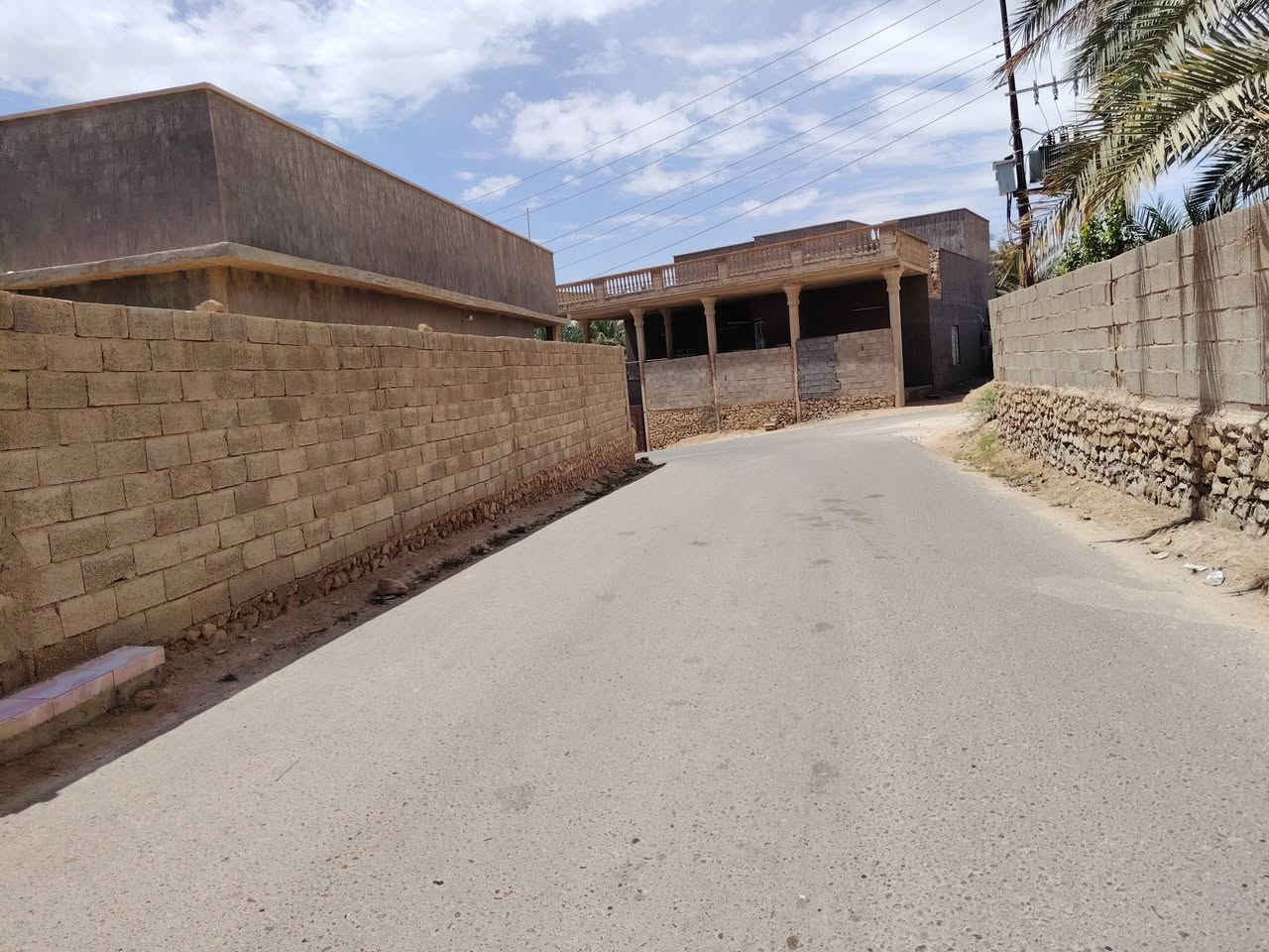 السلام عليكم
دار للبيع في حديثة بني داهر قرب جامع علي ابن ابي طالب
ركن على اربع شوارع
الدار غير مسجل في سجلات العقاري
مساحة /٢٠٠٠ متر
يكون الدار من:
غرفتين نوم ٥*٤
ديوان ١٠*٤
هول ٦*٤
مطبخ ٨*٤
وصحيات داخليه و خارجية
للاستفسار الاتصال على الرقم ***********
