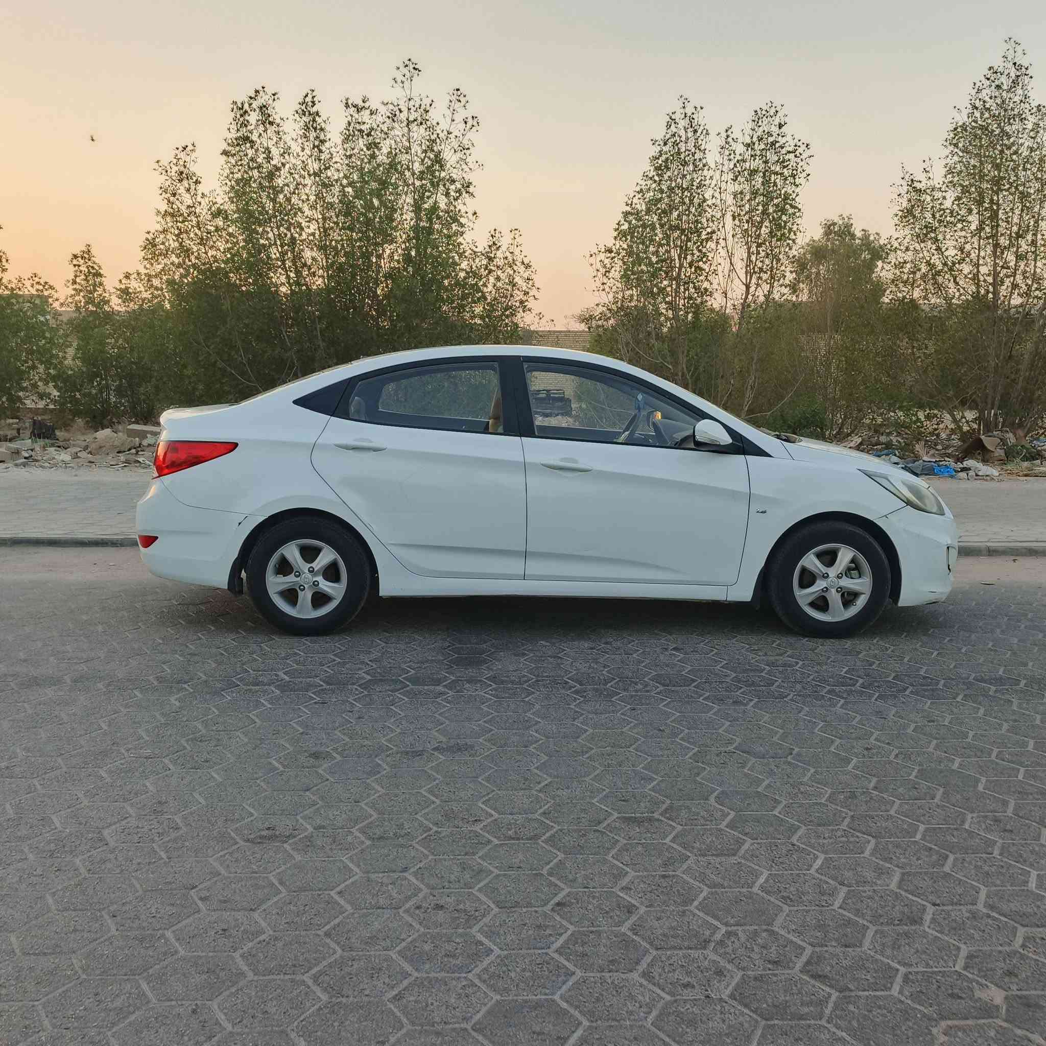 سلام عليكم 
سياره هونداي اكسنت موديل 2013
سياره ماشيه 186,400km 
سياره مكفوله من اي تبديل قطعه 
بيه طخاة واضحه بالصوره  و تكحيل بسيط .
رقم مشروع وطني بابل 
سعر 95$ بيه مجال 
عنوان النجف الاشرف 
تواصل ***********
