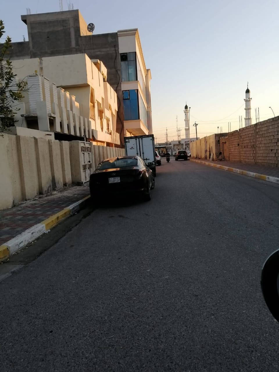 للبيع/ دار طابقين حي المعلمين موقع مميز جدا خلف السوق العصري مباشره  قديم.. نظيف كلش وجاهز للسكن المساحه/ ٤٢٠ متر الوجه/ ١٤ × ٣٠
 يتكون / ٥ نوم ٥×٤/ استقبال ٩×٥ / هول٥×٤ / مطبخ٨×٤ / حمام داخلي وصحيات خارجيه / حديقه كبيره / كراج كبير يتسع سيارتين/
السعر/  خاص لطفا/  أو الإتصال على  *********** واتساب أبو وسام للعقارات/لا أتعامل بالتعليقات لطفاً الجاد يتصل 
مكتبنا رمادي شارع٤٠ مقابل جامع الواثق
