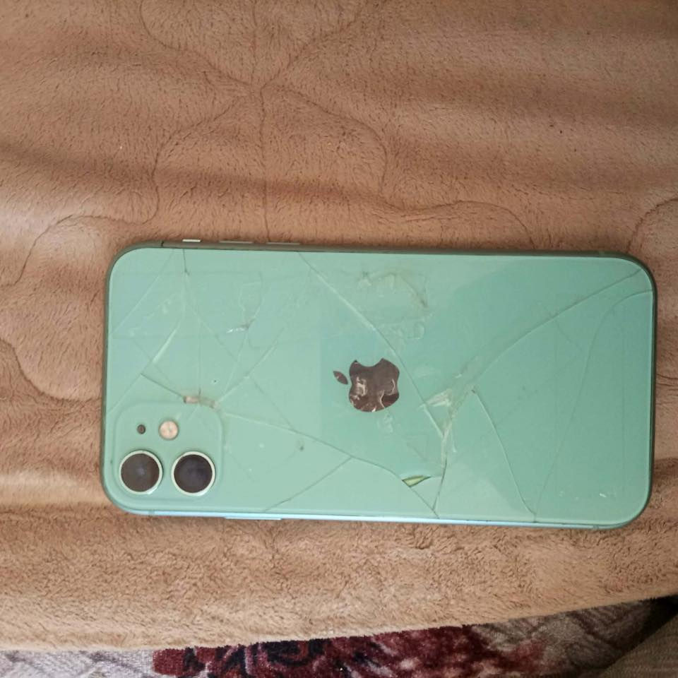 السلام عليكم ايفون 11 
مكسور شاشه وظهر مبين كدامكم 
بطاريه مبدله اصليه سعرها 65 والله  
مراوسس فقط ؟ مراوس راسلني واتس 
***********
