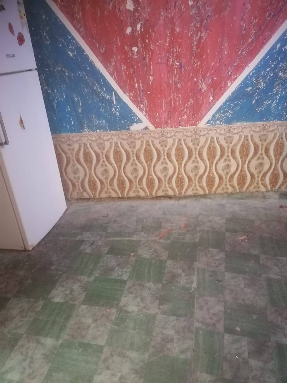 سلام عليكم من رخصة مدير الكروب
بيت المساحه 400متر البناء 200متر يتكون 3غرف نوم مع مطبخ إستقبال مظيف مع صحيات خارجيه البيت كامل نقص الأرضيه البيت بلحمزه حي الحسين قرب المنتزه بناء 2017 البيت ماليه البيت حلو مرتب  والسعر خاص على هاذا الرقم ***********
