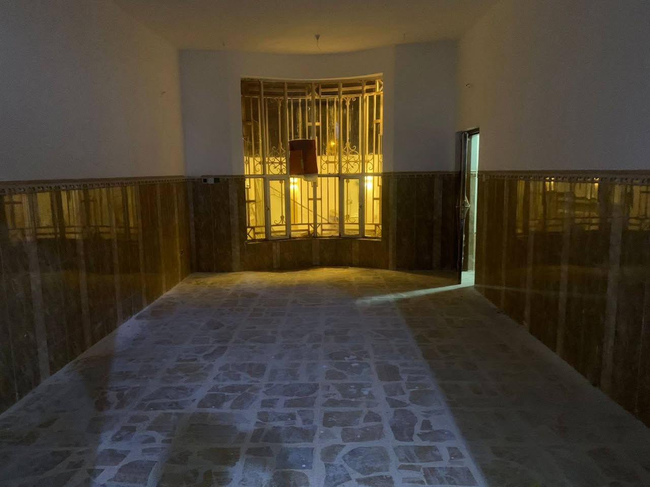 دار مساحه ٢٢٠ متر طابو صرف
طابقين طابق الاول يحتوي على 
٢ غرف نوم و مطبخ واستقبال وهول 
وصحيات خارجيه وداخليه وحديقه وكراج سياره
طابق الثاني يحتوي على ٣ غرف نوم نظام سويت 
العنوان ام الهوى جديده يبعد عن شارع العام مسافه ١٠٠م 
الاستفسار ***********
