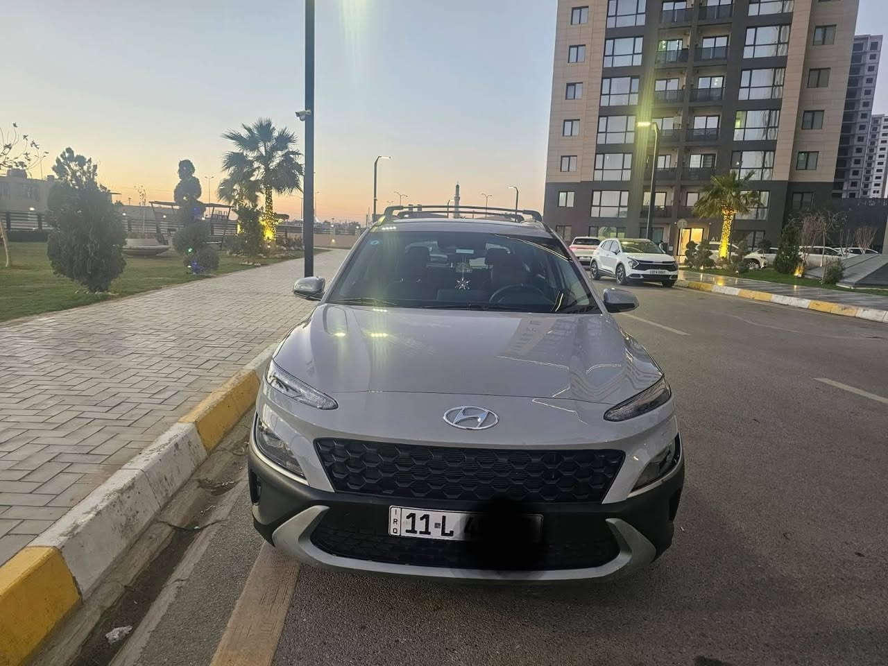 من رخصة الأدمن..
كونا موديل 2023 وارد امريكي الحادث كما مبين بالصور باب وجاملع ايسر والباقي مكفول سيارة انا مشتريها من امريكا لأبنتي  منفيس نفس اسم السنوية واستخدام بنت ماناقصها اي شي كانت ماشية 8 الاف ميل عند الشراء والان 20 الف ميل تقريبا ..رايدها ب152 ورقة بيها مجال قليل .او مراوس بسيارة اعلى.
رقم الشاصي km8k6cab9pu997006
رقم الموبايل ***********
