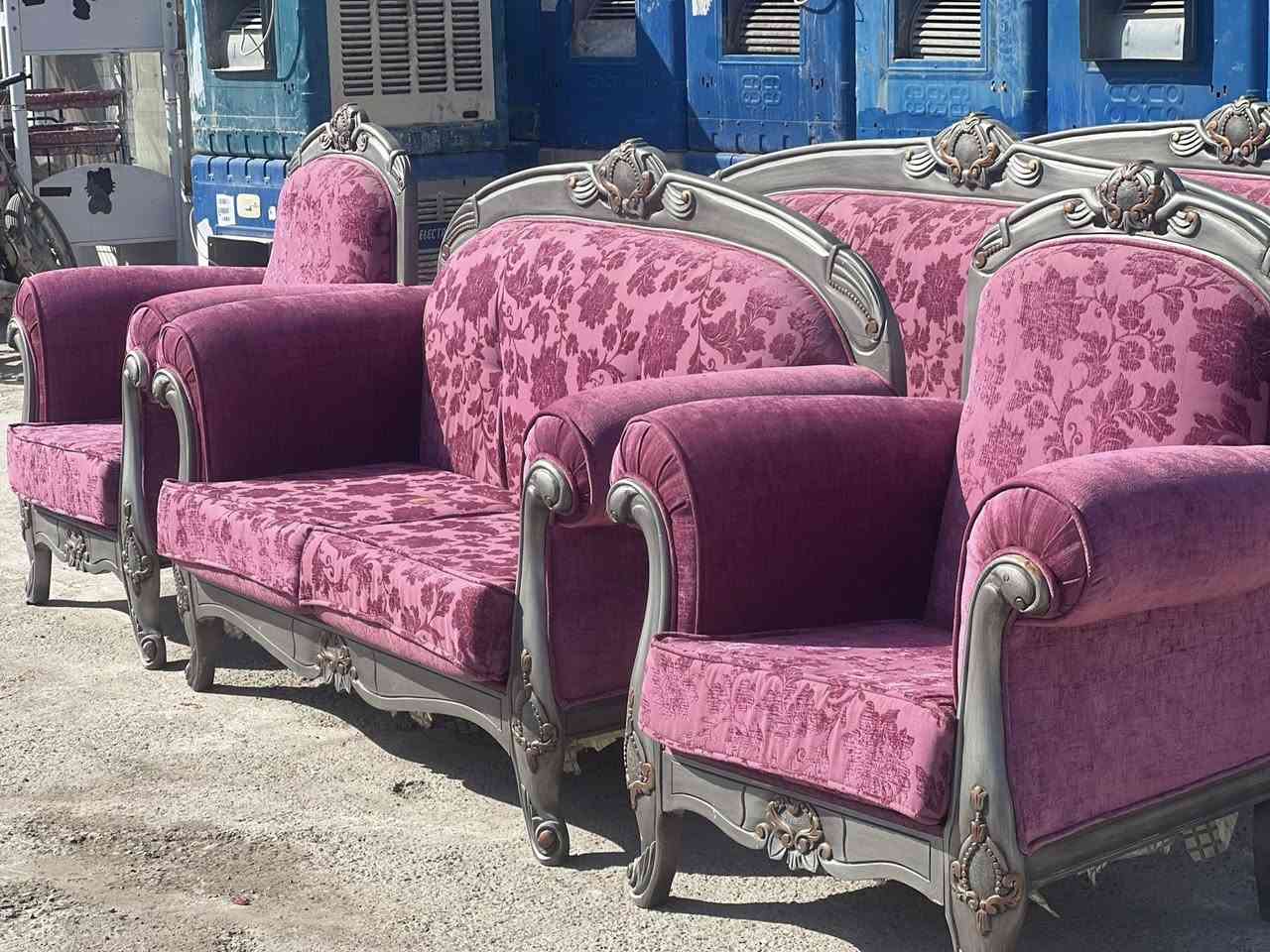 تخم ملكي (10)مقاعد 
معرض ومزاد البيت 
دلي عباس/العبور قرب جسر الشيخ حسن  
***********
