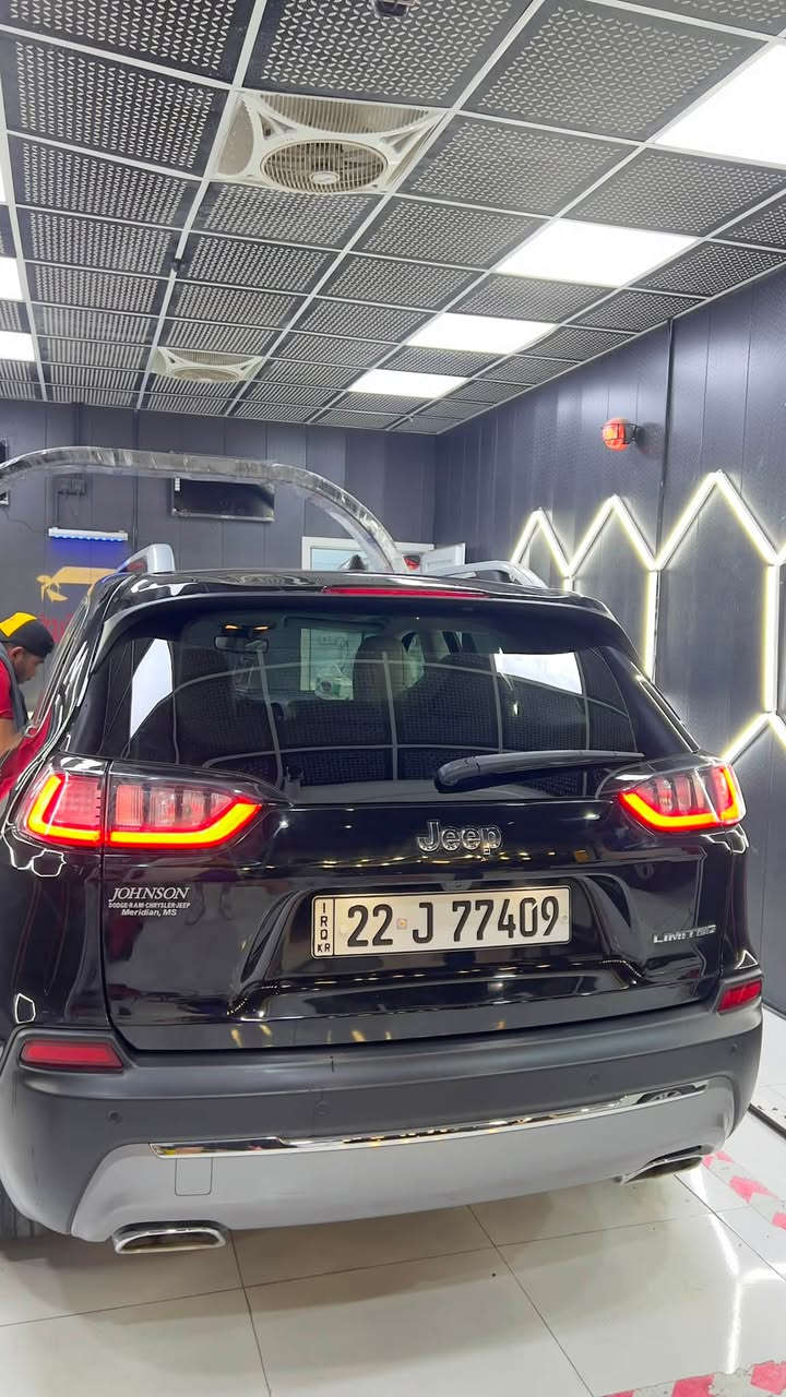 جيب شيروكي بزون 2021 لمتد
فووول مواصفات لمتدد
محرك V6 3.3 المرغوب 

- رادار امامي 
- ⁠رادار جانبي 
- ⁠حساسات 360 درجة 
- ⁠دبل فتحة سقف سلايد روف 
- ⁠جنطة كهرباء 
- ⁠مانع اسطدام 
- ⁠داتا شو 
- ⁠لايت LED
- ⁠كشنات كهرباء جلد 
- ⁠كشنات تدفئة تبريد 
- ⁠كشنات خزن مموري 
- ⁠هيتر ستيرن 
- ⁠هيتر مري 
- ⁠شاحن لاسلكي 
- كار بلي 
- ⁠اوتو هولد 
- ⁠تبريد قطعتين امامي خلفي 

السيارة ماشية 60 الف  ميل 
جاهزه صدر جديد وتايرات جدد ماناقصها اي شي 
رقم اربيل  تحويل او وكالة عامة 
ضررها مثل ما موضح بصور فقط ب امريكا وتصليح باب عكس سائق 

مكان بغداد الاعظمية او شارع فلسطين 

رقم صاحب سيارة *********** اتصال او واتساب 

.:: السعر 145 ورقه ::.
