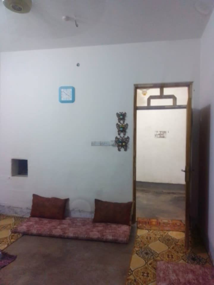 @إشارة الدار معروض للبيع مساحته ١٦٠متر لسق ويه المدرسه السيره الفاضله نوع العقار عقد بي وصل تطويب وشغلته مضبوطه ماعلي اي مشكله تروح للبلديه وتفحص يله تشتري شارع ١٠ البيت غرفه وحده الاارضيه صب وقريب ع مجمع طيبه مكانه حي المختار السعر ٣٧وبي مجال للشراي للأستفسار هــ *********** |*********** | +واتساب
