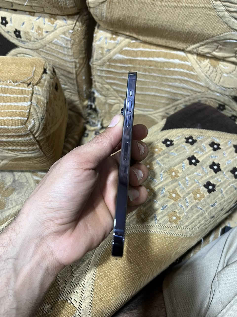 السلام عليكم ايفون 14 برو ماكس دبل شريحه الجهاز نيف بمعنه الكلمه استخدام شخصي فقط البطاريه معلايه مو ستبدال  السعر. 950 وبي مجال ***********
