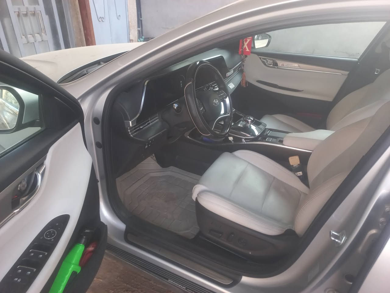 هونداي ازيرا غاز بلادي لون سلفر للبيع او مراوس مرقم قادسيه كشنات جلد اوف وايت كهربائيه حساسات كامره خلفيه رادارات كير طياري توقف ذاتي مواصفات فول الفول مكفوله كفاله عامه
 السعر ٢٢٥ورقه مع المجال البسيط
 الديوانيه 
***********
