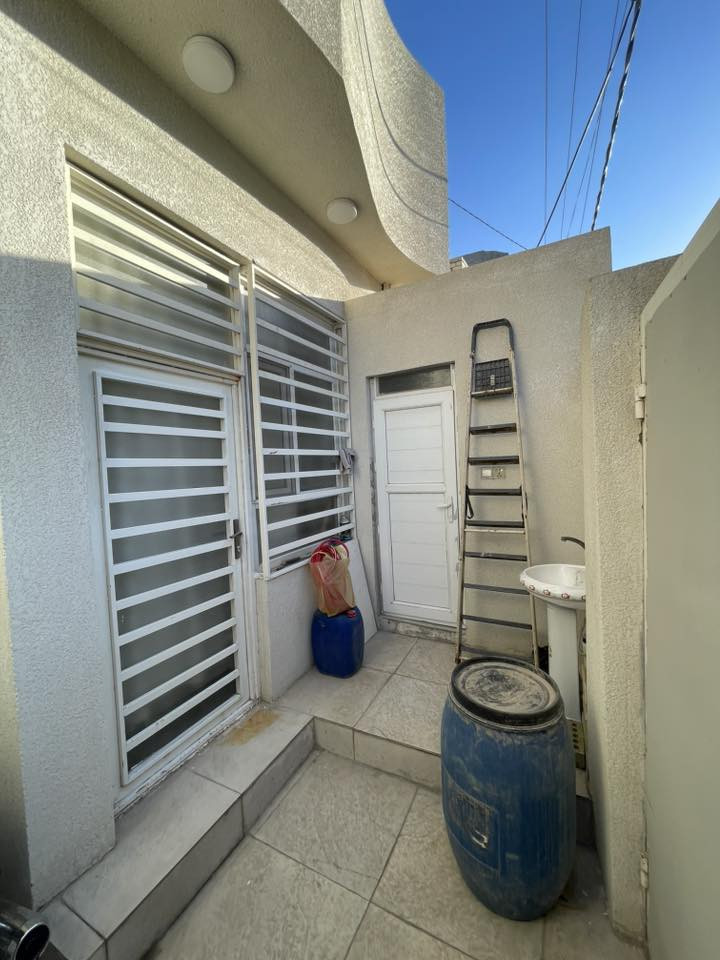 السلام عليكم
العقار للبيع المساحه 100متر كامل الخدمات تبليط كهرباء ماء ومجاري الواجهه 5متر نزال 20متر
طابقين يحتوي الطابق الأول على استقبال + صاله + مطبخ + غرفه نوم + صحيات داخليه وخارجيه 
يحتوي الطابق الثاني على غرفتين نوم + مطبخ + صحيات + سطح
البناء حديث جنس العقار بستنه سند 25
العنوان كربلاء المعملجي طريق الحر خلف مدرسه الوارث شارع الانوار
للإستفسار الاتصال على الرقم ***********
