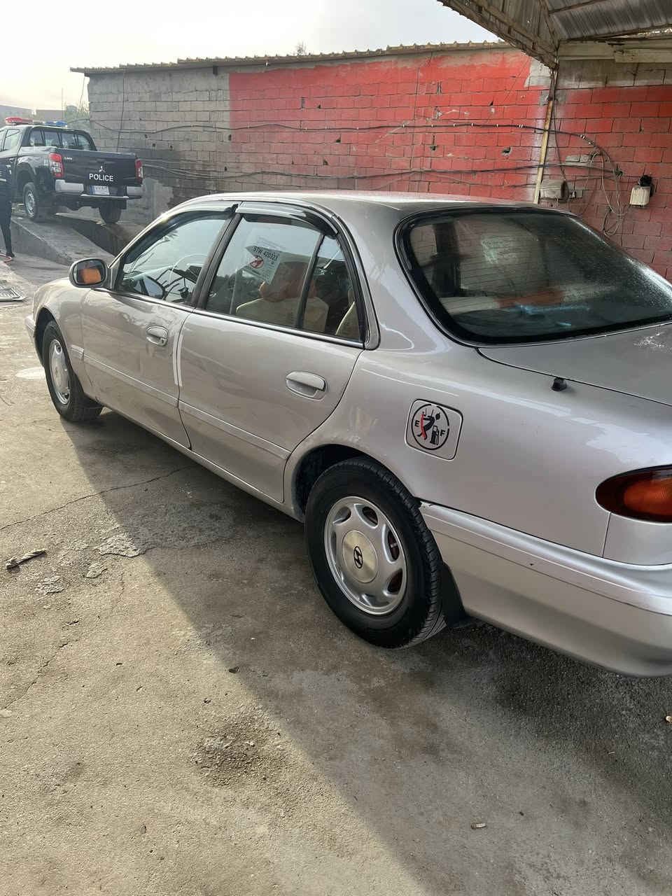 السلام عليكم سونتا 2موديل 1994 كير ومحرك حاويه مكفله من الكص والضربه القويه  رقم دولي بغداد تحويل مباشر بيه ضربه قليله بخشم الجامرلاغ الايسر غرفته جديده كلش بدون اخياس تخم تاير صدر خلفي امامي جديد السياره ترايها كلش حلو كأمره خلفيه مسجل بلازمه سنتر لوك رايت زنون سعره السياره 46$مكان السياره محافظه ديالى قضاء المنصوريه رقم موبايل ***********
