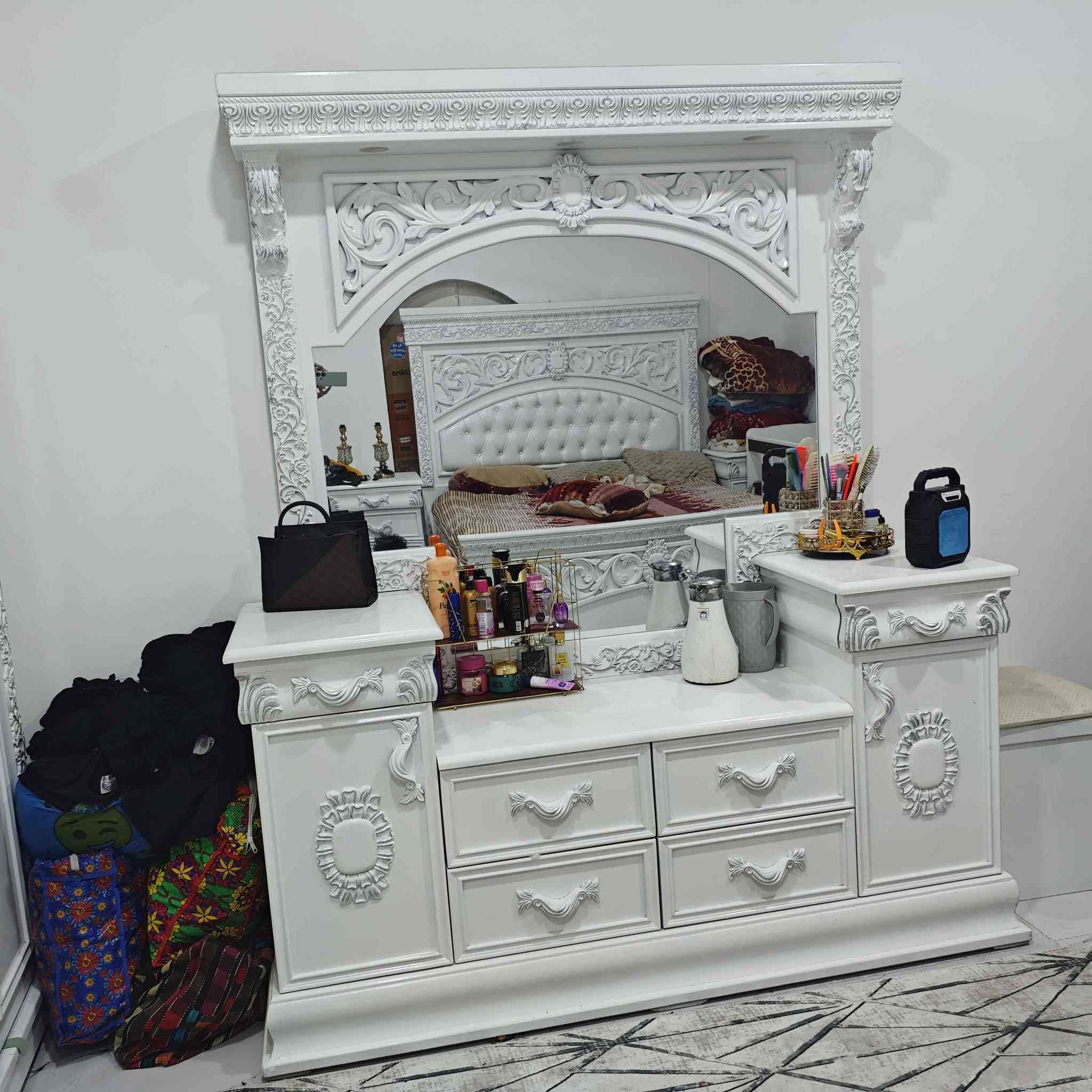 غرفة نوم ملكية (كويتي) بحالة الوكالة للبيع 💎
لعشاق النظافة والأناقة، متوفرة غرفة نوم صاج كويتي بتصميم كلاسيكي راقي ولون أبيض ملكي. الغرفة بحالة ممتازة جداً ونظافة (100%) كما موضح بالصور.
تفاصيل ومواصفات الغرفة:
العنوان العشار الداكير المزلق البحري 
🔹 النوع: كويتي أصلي.
🔹 الكنتور: 6 باب (قياس 3 أمتار).
🔹 السرير: قياس ملكي (3 أمتار).
🔹 ميز المراية: تصميم فخم بلمسات فنية (قياس 2 متر).
🔹 الملحق: قياس 1 متر.
🔹 الإضافات: زاوية مراية عمودية + 2 كومدي (جرارات).
🔹 اللون: أبيض ناصع.
🔹 الحالة: نظافة 100/100 (جديدة تماماً وغير مستهلكة).
💰 السعر: مليون و500 ألف (وبي مجال بسيط للشراي المباشر).
📞 للحجز والاستفسار: *********** البصرة, العراق
