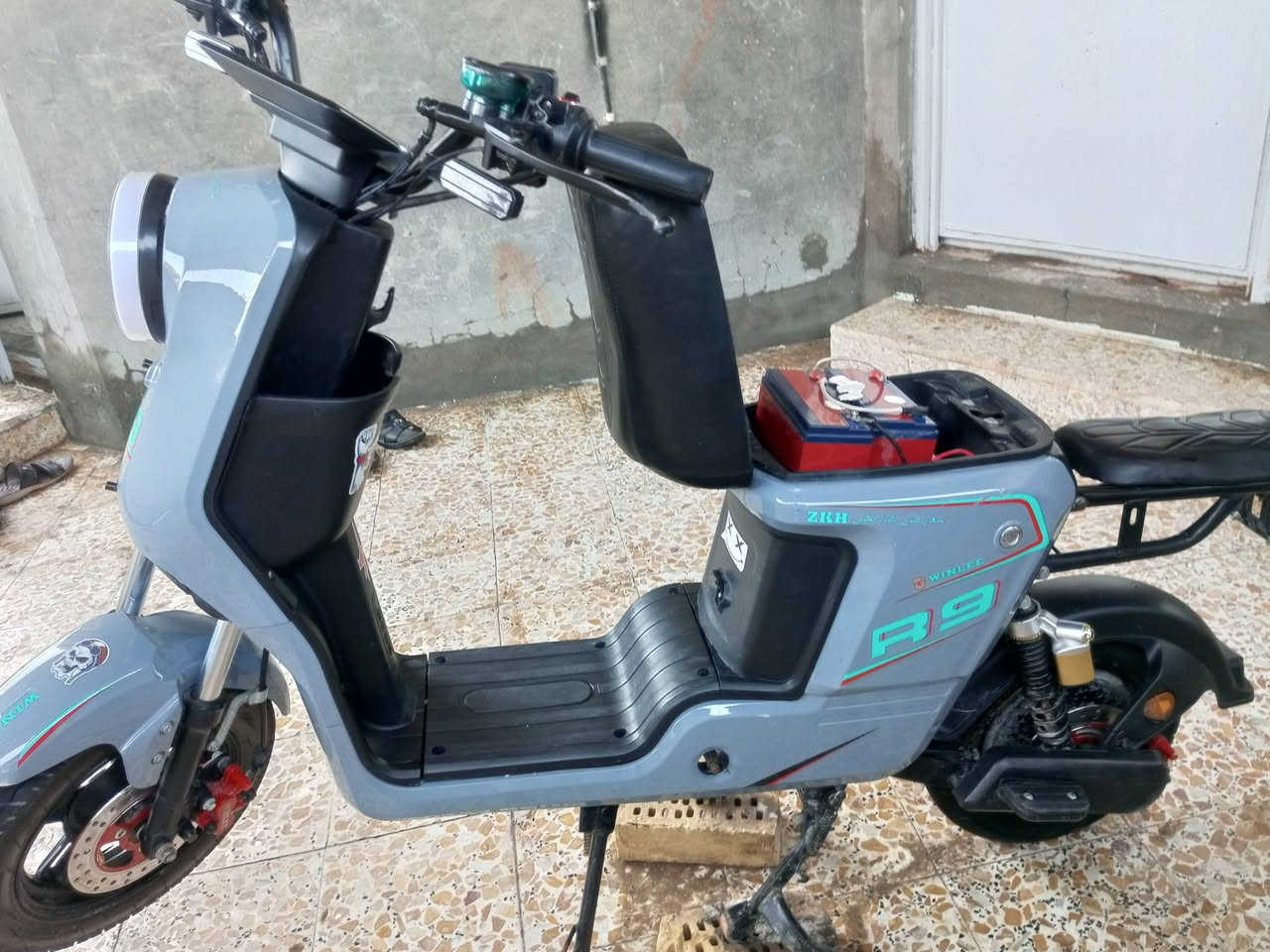 دراجه شحن R9 موديل 25 فول مواصفات
الدراجه نضيفه شوفت عينك 
5 بطاريه دبل 
شاحنه رقميه 
كلشي شغال نشرات واضويه 
السعر520 وبي مجال حسب الجيه 
مكاني بابل الاسكندريه تواصل ***********
