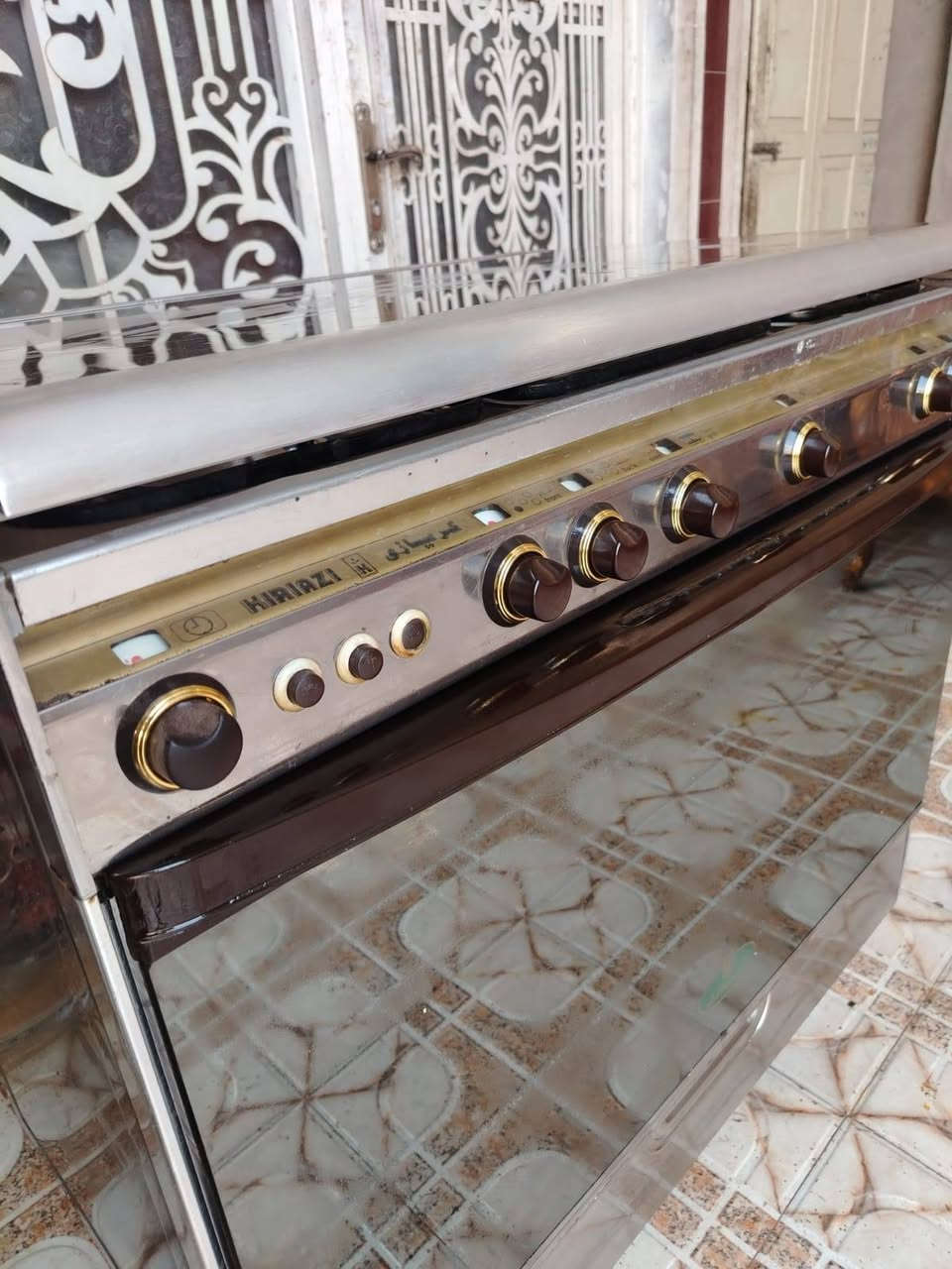 سلام عليكم
طباخ مصري للبيع نوع كريازي طباخ جاهز خمس عيون وفرن 

ع الفحص  ***********
