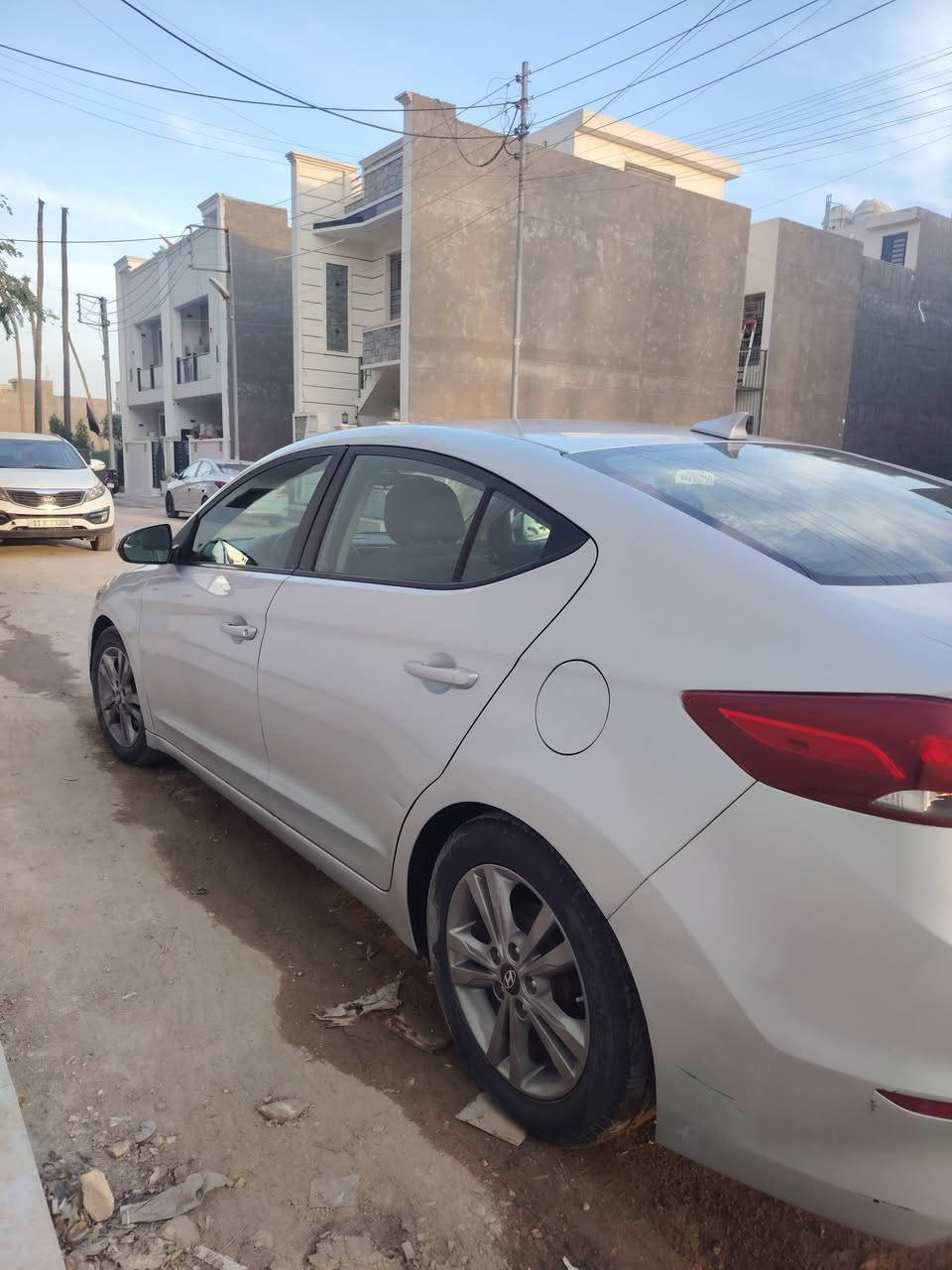 سلام عليكم
النترا 2017 للبيع
الحادث مرفق بالصور
سونار السيارة موجود   
رقمها بغداد الرقم الجديد
السيارة باسمي تحويل مباشر
مكينة 2000 دوش
مكينة وكير  وصدر السيارة جديد
تبريد شغال
السيارة نظيفة كلش و جاهزة من كلشي
السعر 131 وبيها مجال 
رقمي
*********** 
واتساب موجود
