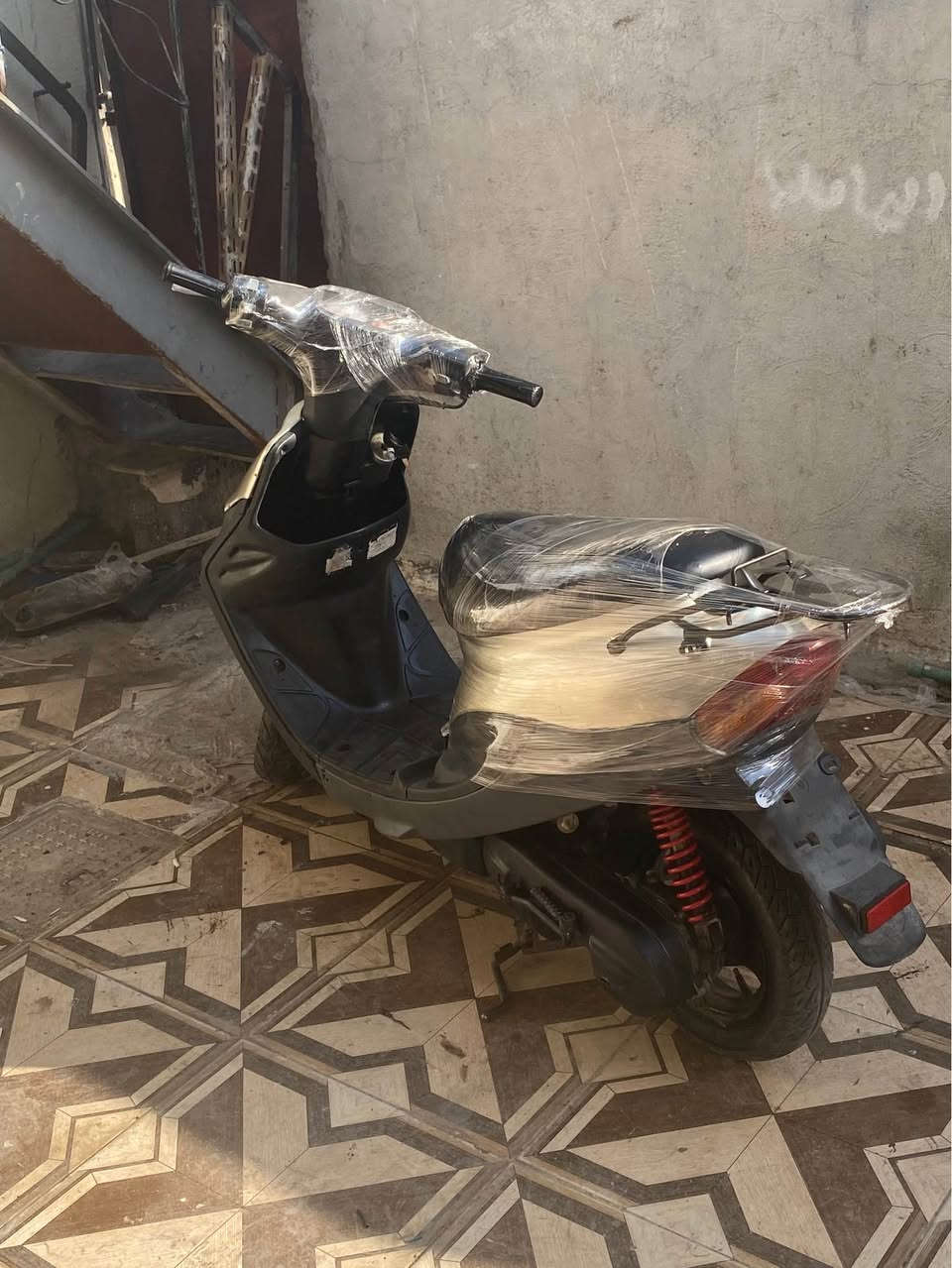 دراجة تسع زروف سرعة 60 مكينه بلاد صوت ما ينسمع كهربائيات  كاملة من الطول للطول الدراجه شوفت عينكم نضافتها  السلف باتري ضعيف  سعرها 300 وبيها مجال للشراي مكاني  بصرة قبلة *********** البصرة, العراق
