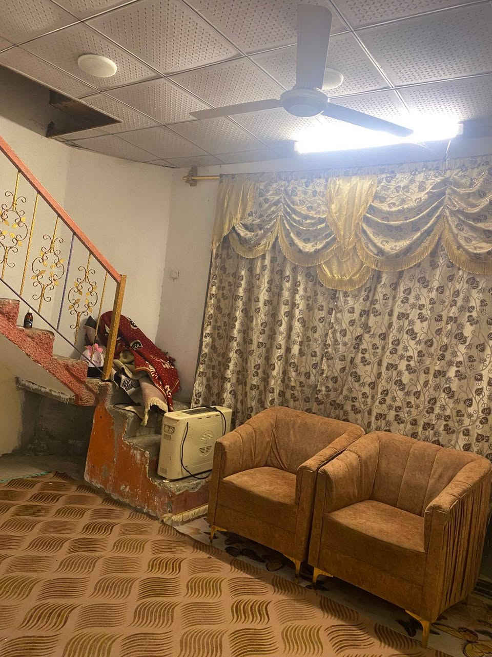 سلام عليكم بيت مساحه 240متر بناء جديد ملك صرف سند 25 يحتوي عل غرفتين نوم وستقبال  بقيت خدمات عنوان بغداد الراشديه حي سلام مقابيل مزرعه نخيل مراجعه عل التصال بل رقم ***********
