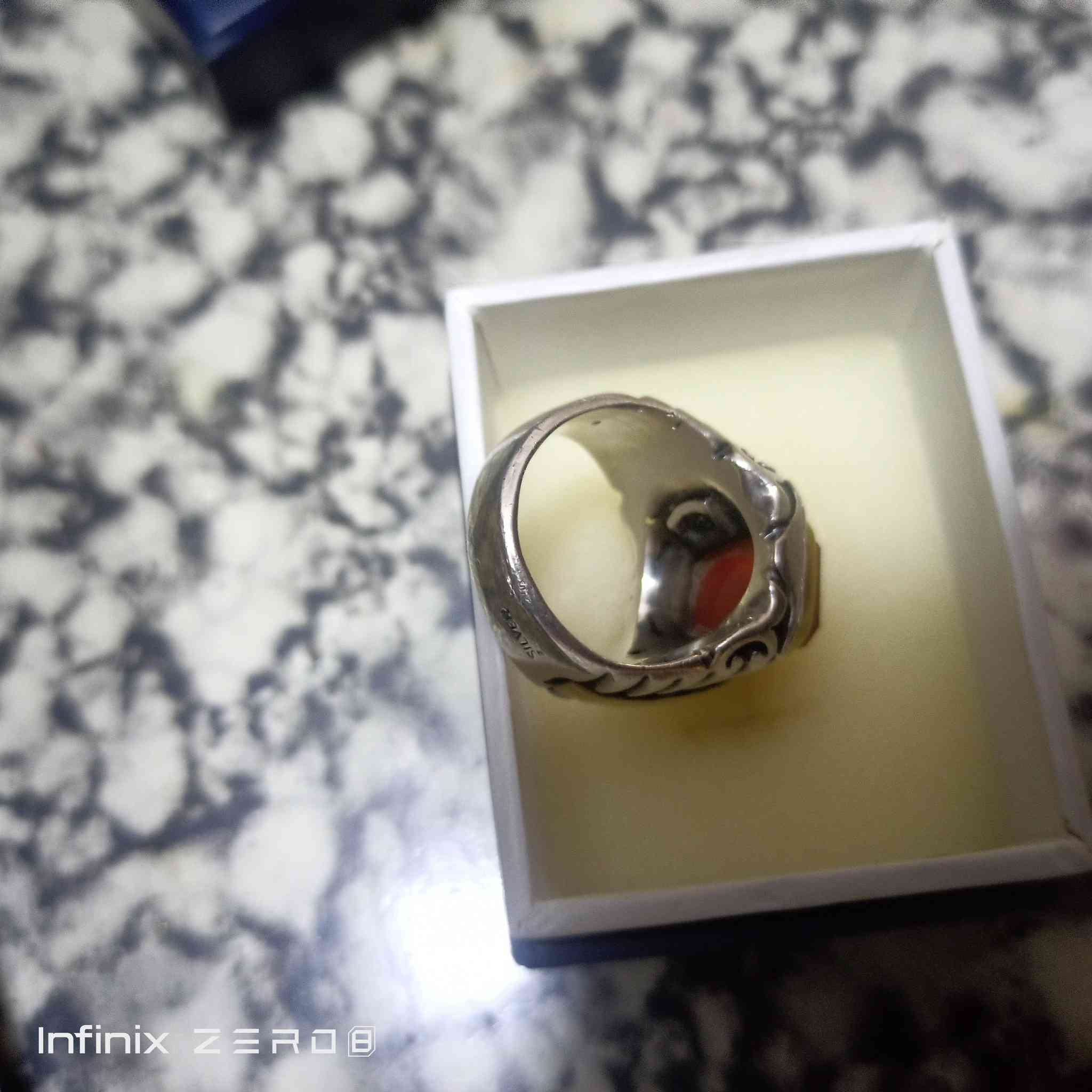 السلام عليكم لعشاق التحف والصياغة الثقيله خاتم من العقيق اليماني المترش الطبيعي مرصع بالماس الطبيعي شرط الفحص صياغه موديل رولكس محبس تحفه تحفه جدآ امانه للاستفسار ***********
