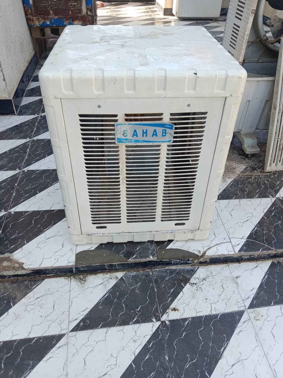 السلام عليكم مبردات اثنين مثل ماواضح شغالات اثنينهن رايدهن ب180 
***********
