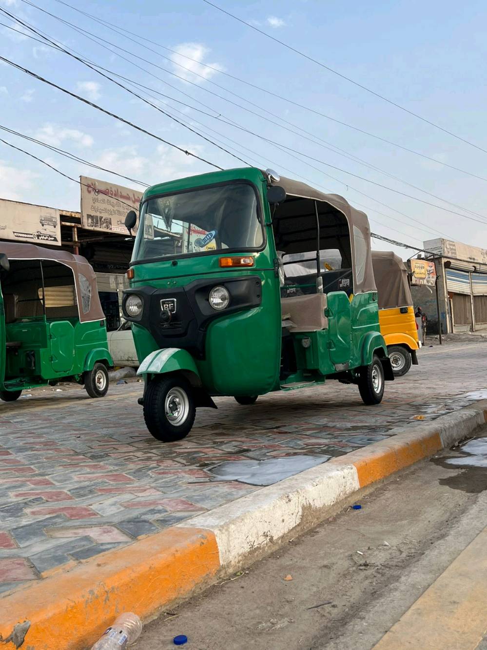 تكتك موديل حديث بلون أخضر، بحالة جيدة ومثالي للتنقل اليومي. يحتوي على كابينة مغطاة لحماية الركاب من العناصر الجوية. مثالي لأعمال التوصيل أو التنقل داخل المدينة.