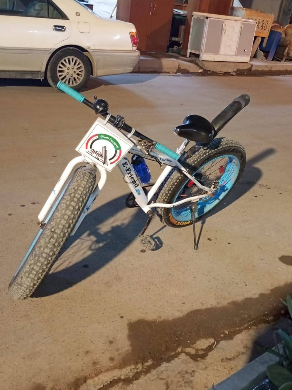 سلام عليكم بايسكل دبابة بايسكل نضيف جدا كما موضح في الصورة بريك خلفي جديد لون ابيض تخم تايرات جدد  سعر 95 بي مجال الطيبين لعنوان بغداد لعبيدي قرب شارع شهيد يوسف رقم *********** 😘
