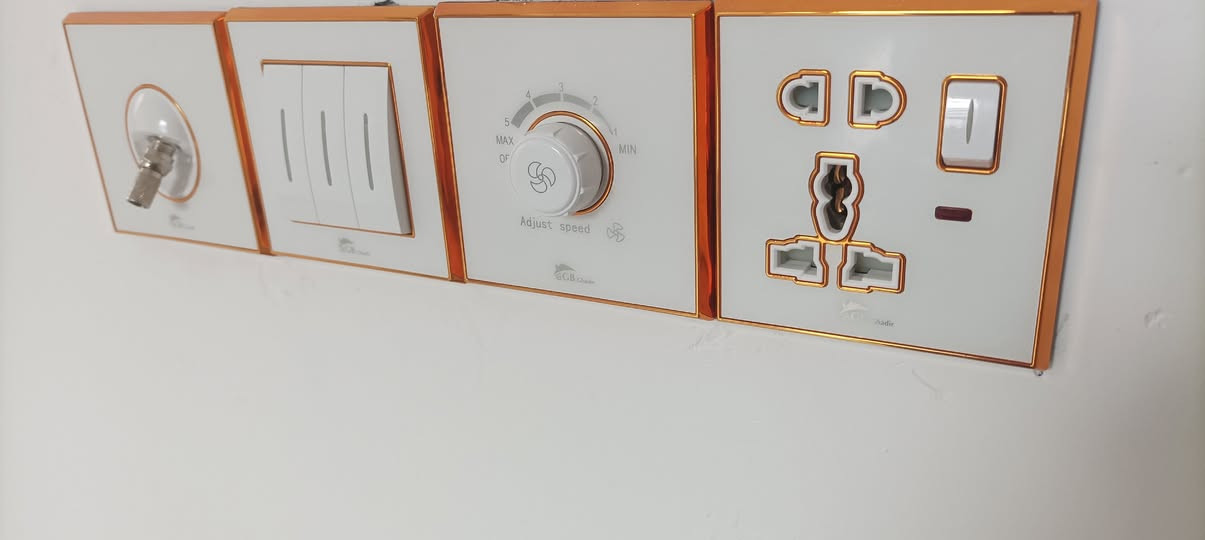 تأسيس كهرباء 
سيمنز --بوري..
وعمل وصيانة بورد وسيطرات الكهربائية 
..أعمل داخل الصويرة واطرافها
***********
