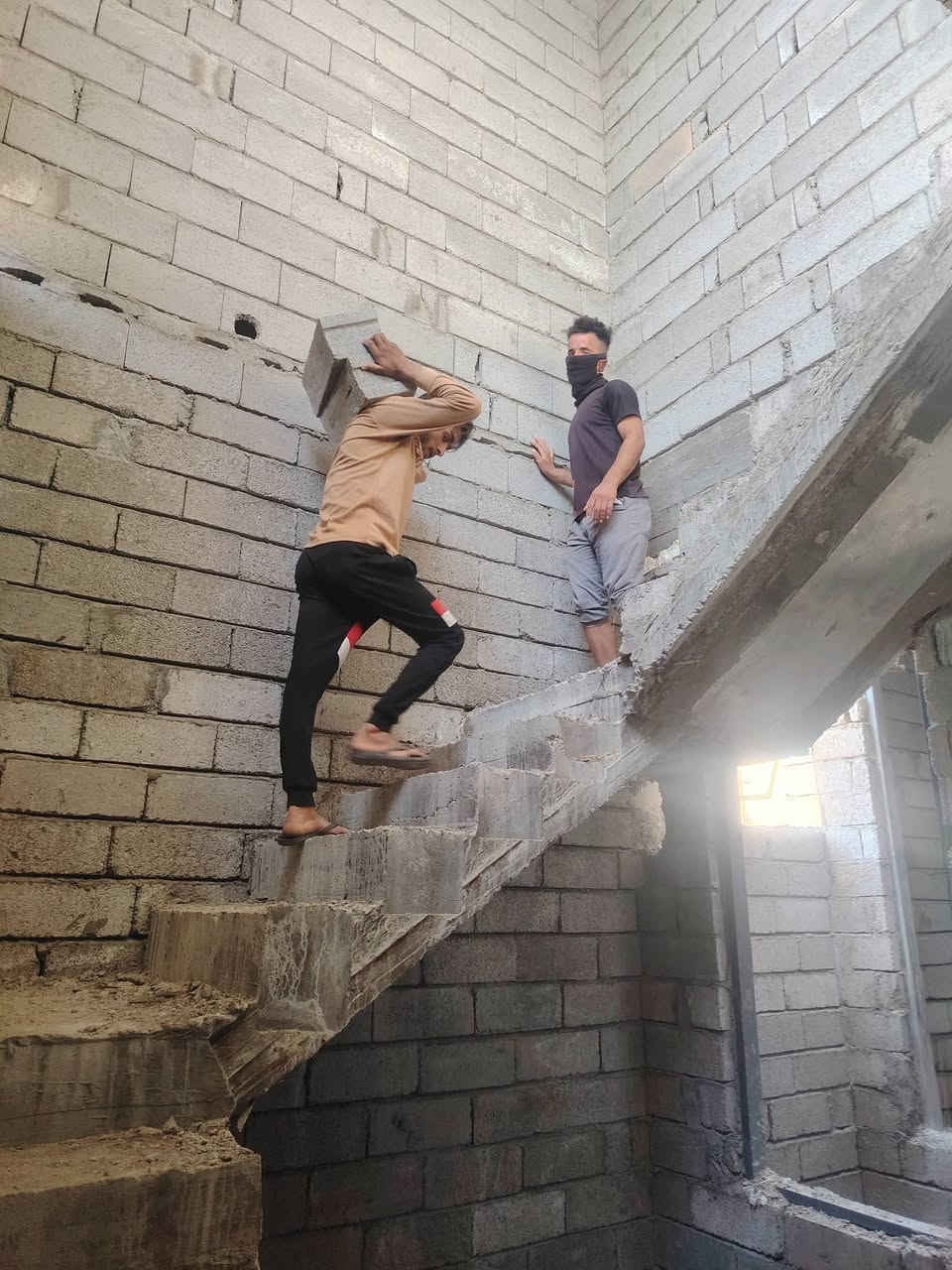 السلام عليكم شغلنا ليل ونهار برمضان يوجد كادر عمل جاهز  تصعيد مواد  / تنضيف بيوت  / تفليش  / تكشيط  / دفن نهري  / شقلنه ليل ونهار  / وماعليك بكلشي تاخذ شقل جاهز مني  / ومعداتنه جاهز وسياره تجيك للبيت ماعليك بس تصال على رقم/  ، ***********
