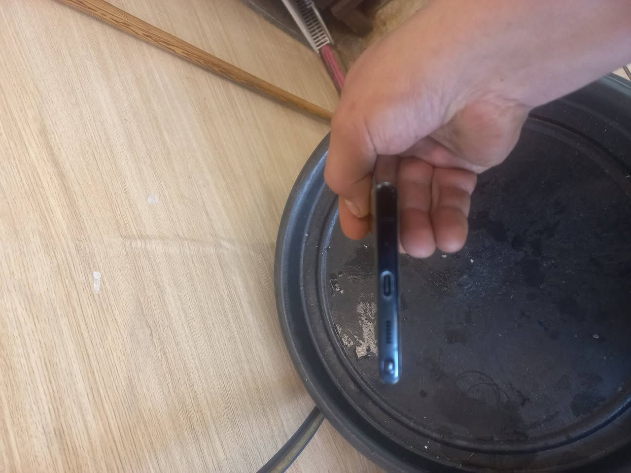 سلام عليكم نوت ٢٠ الترة ذاكرة ٢٥٦ شاشة مضروبة السعر ١٣٠ رقم ***********
