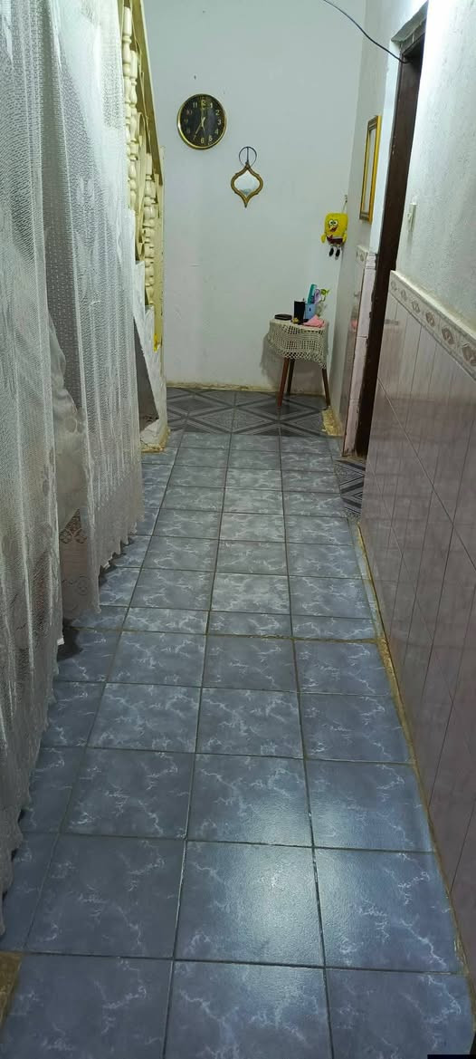 السلام عليكم بيت معروض للبيع المساحة ٢٠٠متر 
بناء قديم 
طابق واحد 
البيت مقسوم اثنين 
ركن على شارعين
مقابيل مجمع عمر الراوي 
مقابيلة حديقة أو مولد 
أو قريب على الخدمي 
سعر ٢٣٠ مليون أو بي مجال 
للتواصل ***********
