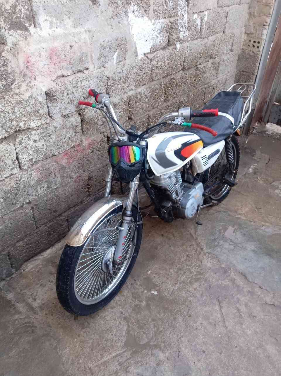 سلام عليكم شباب دراجة اربع كير وكايمة ويرادله تاير خلفي بدون أوراق بس الدراجة شغالة بعده  واليحب يراوس بفرق بسيط بالدورة سعر 115 بيه مجال رقم بي واتساب ***********
