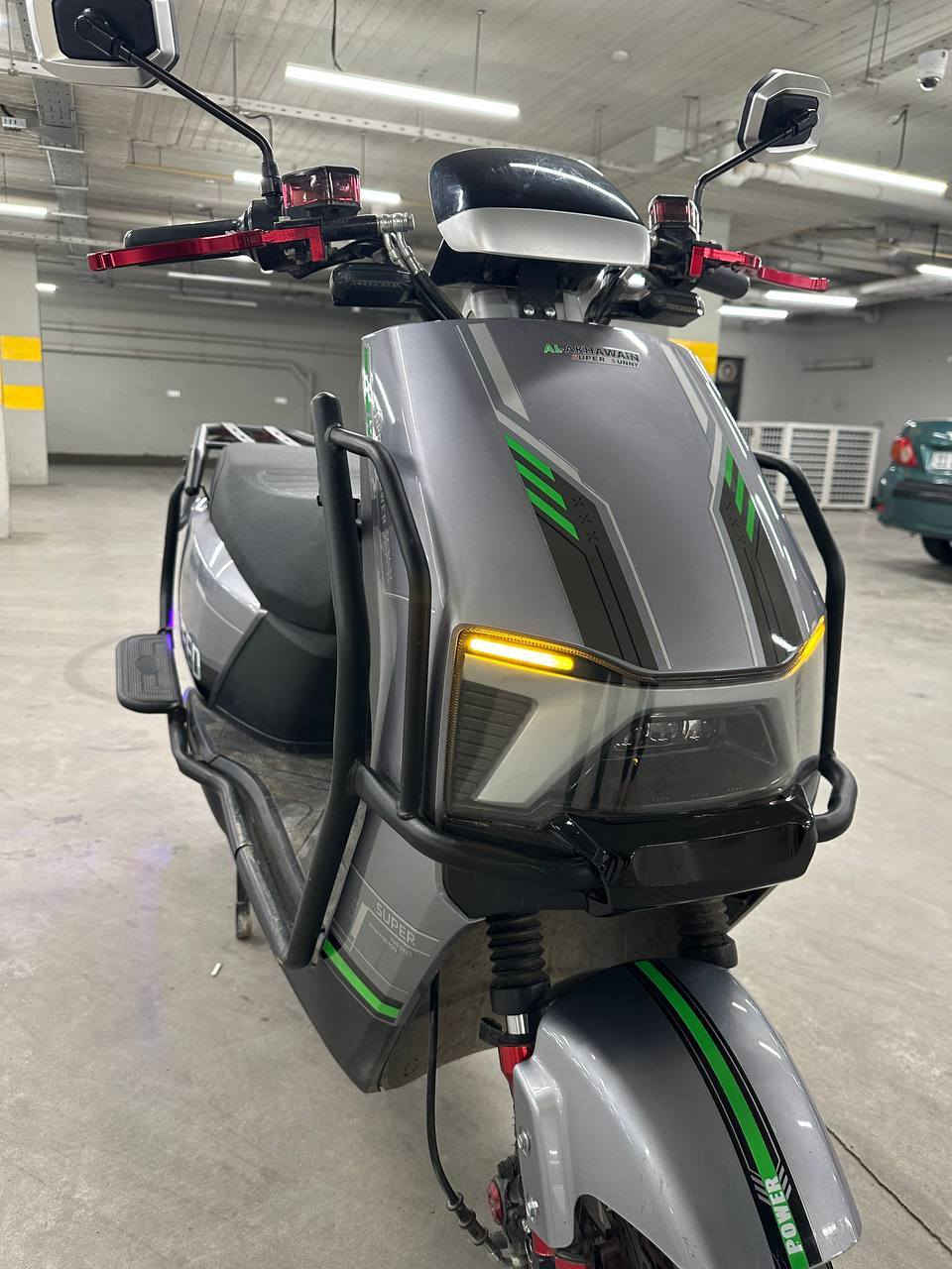 سلام عليكم ماطور شحن للبيع من شركة الاخوين فول مواصفات موديل ((2025)) بعدة جديد بطاريات كلهن على الفحص شرط الفحص لون مميز كهربائيات كلها شغالة هورن دبل اشاير لايت زنون عالي ناصي نشرات مرايات إشارة يمنة يسرة الماطور شخط ما بي تايرات جدد أربع سرع سبورت 6 بطاريات بي نظام البك R يعني يرجع ليورة الماطور كلش جديد مستعمل شي قليل جدا السعر  750 وبي مجال حك الجيه المكان الأنبار الرمادي #رقم 
 ‏‪0780 8891571
