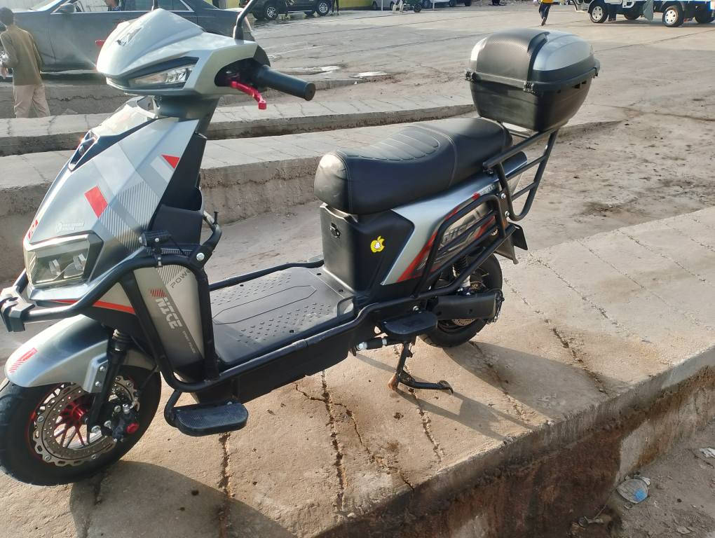 السلام عليكم 
ماطور شحن للبيع 💎
النوع: سكنس وحش (الماسة) 
6 بطاريات حجم كبير. 
دبل خلفي غاز. 
دبل اشارة. 
لايت زينون عالي ناصي. 
بريك امامي خلفي دسك. 
ماطور مدرع. 
الماطور نضيف بمعنى الكلام صار 4 اشهر من اخذتة بطاريات جدد 
مكاني الرمادي 
السعر (800) وبي مجال.  
للأستفسار الاتصال او مراسله. 
***********
