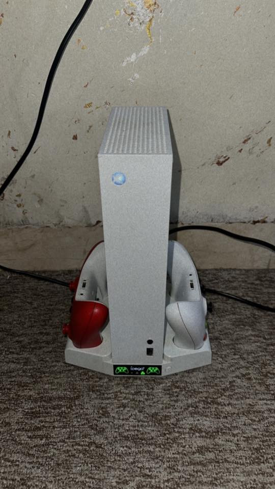 اكسبوكس سيرس اس مع يدات ثنين مع مبرد وستاند شحن يدات مع لعبه GTA و FC24
للتواصل واتساب ***********
