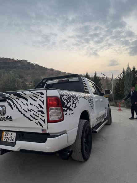 السلام عليكم 
دوج رام موديل 2020 
محرك 3600 
بدي طويل باب قصير 
ماشية 131 الف كيلوو
ويل 18 
مكينه وكير كفاله 
تبريد تدفئه 
تخم تاير نظيف
سياره ما بيها نقص كلشي 
رقم اربيل سنويه ل2027/4
سياره باسمي تحويل ثاني يوم 
حادثها موضح بصوره 
وبيها كلير ربع باب البدي بدون فتح ومعجون
السعر 190 قفل 
للاستفسار ***********
