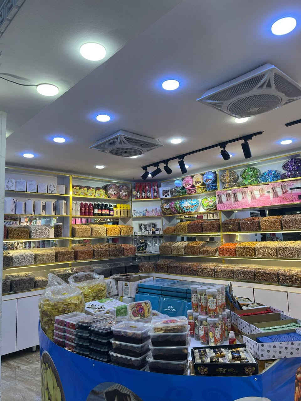 للبيع
محل كرزات وحلويات 
شارع الحزام الاخضر مجاور مطعم  ابن هندول 
سبب البيع لعدم التفرغ 
رقم التلفون ***********
