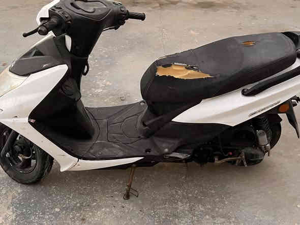 دراجه سكنز للبيع شغاله كابريته جديده نضيفه كل تقص مابيها  
سعر ٣٥٠ بيها مجال  
متواجد فيس و ***********
