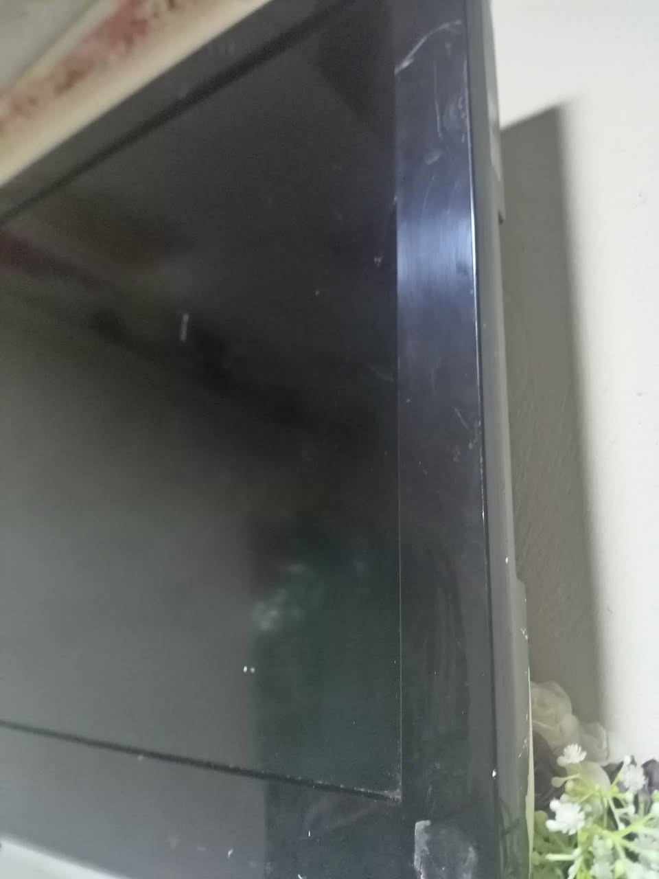 سلام عليكم شاشه  هذا المنتج هو تلفزيون سامسونج (Samsung TV) ذو شاشة مقاس 32 بوصة.
الطراز: LA32D400E1.
رمز الطراز: LA32D400E1XTW.
استهلاك الطاقة: 110 واط (AC100-240V 50/60Hz).
بلد الصنع: ماليزيا.

ملاحظة شاشه مستخدمه قليل فقط بيه عطل في منفذ  HD  السعر 70 وبيها مجال اتصال على هذا الرقم *********** ويوجد واتس اب
