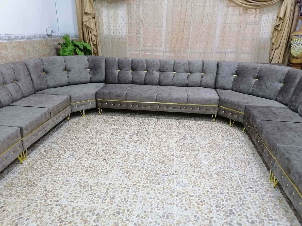ديوان ١٢ متر خشب عراقي ثقيل دوشمة جديدة غير مستعمل شرط القماش والخشب والاسفنج السعر ٥٧٥ الف للإستفسار الاتصال على الرقم *********** و*********** موصل الحدباء
